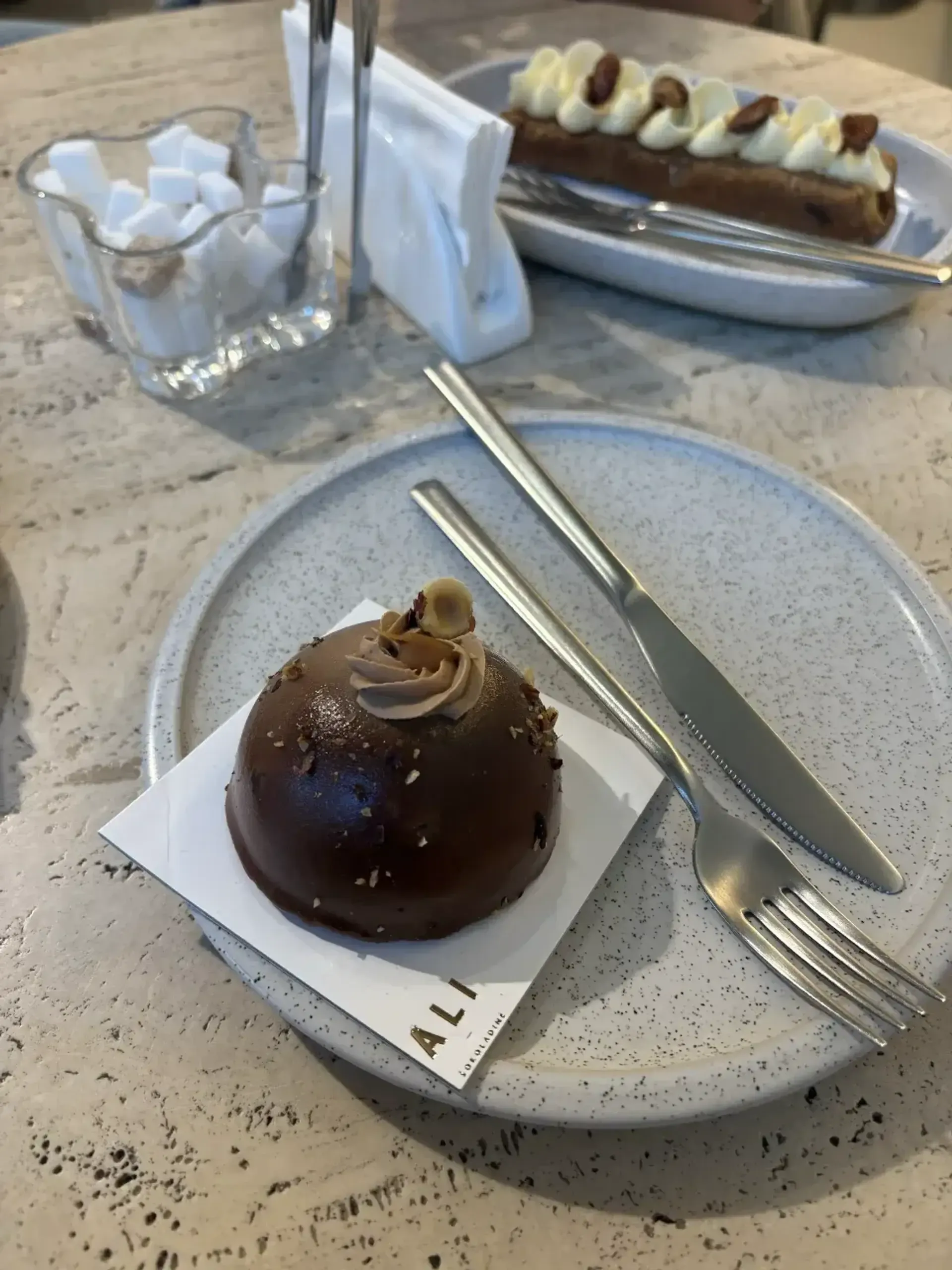 nu sūrios karamelės desertas, pūtėsiai. skanu, bet norėjosi padas, kad būtų traš