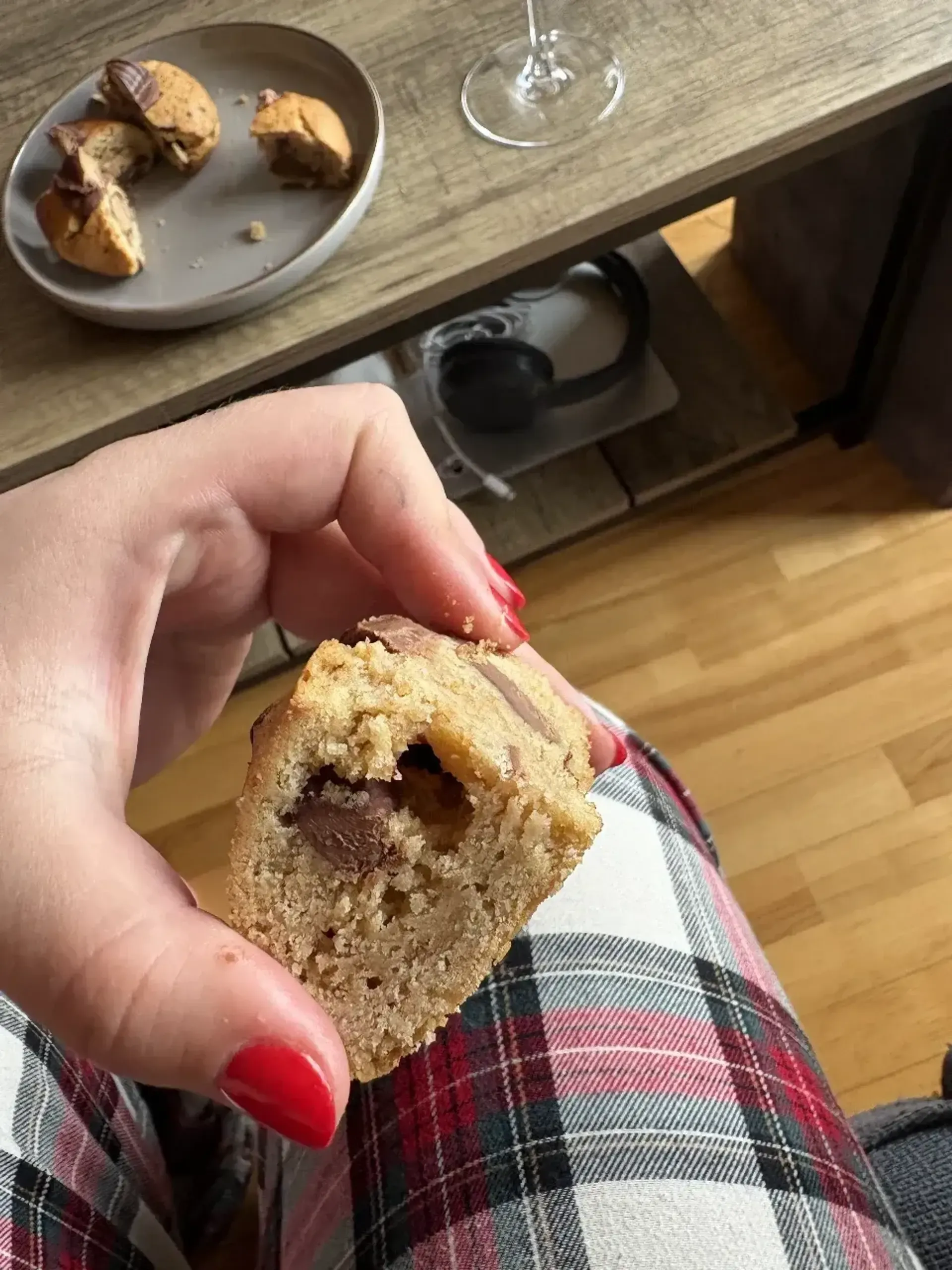 sausinis su šokolado gabaliukais. šiaip skanus, bet žalia tešla viduryje truputė