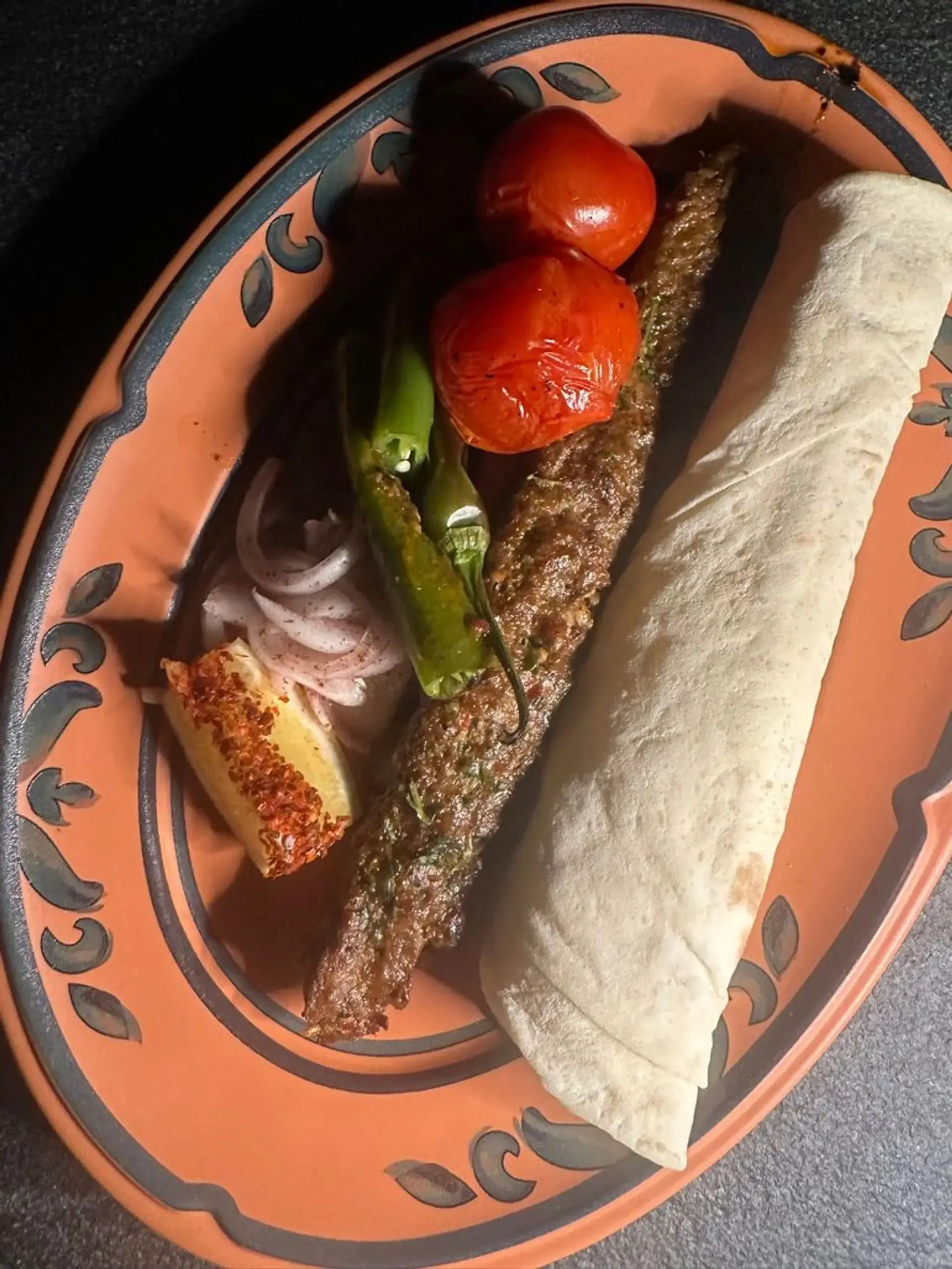 Kebabas sultingas, daug skonio. Bet vaizdas lėkštėje liūdnokas. Einant į Toda ti