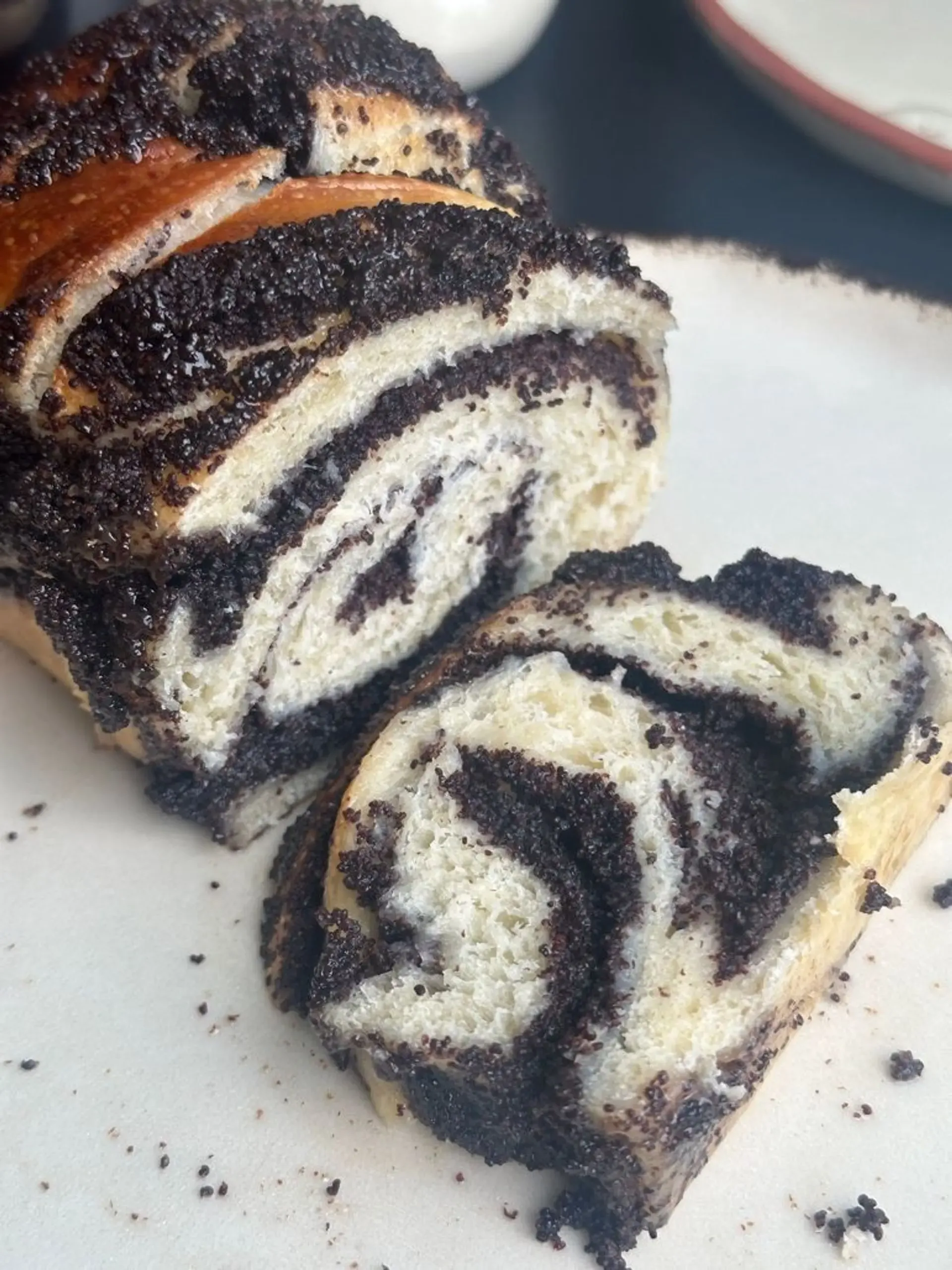 Šlapia, sodri, nepagailėta aguonų. Gera babka.