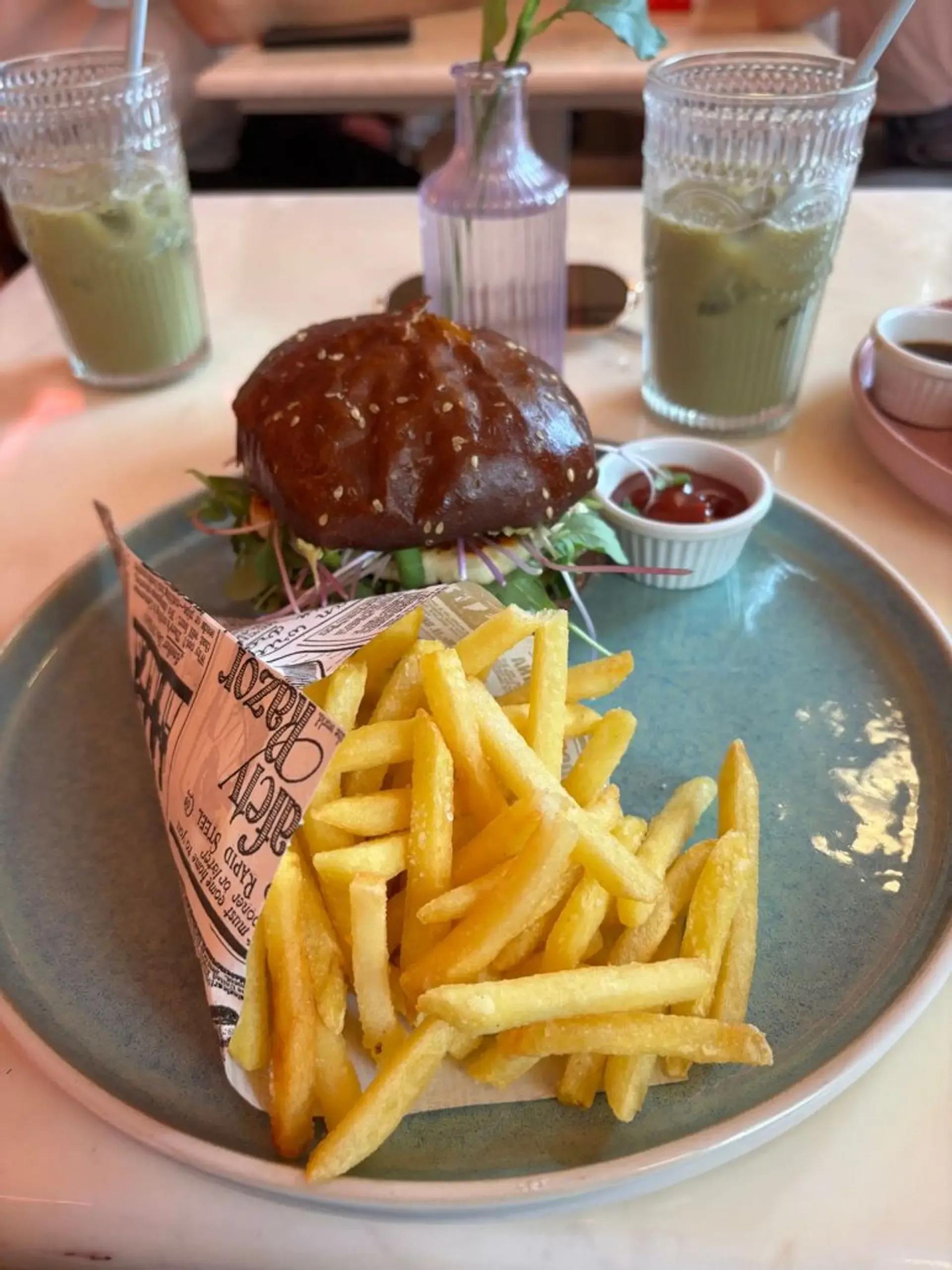 Šiaip burgeriončius labai geras, spicy honey padažiukas perf, avokadas prinokęs,