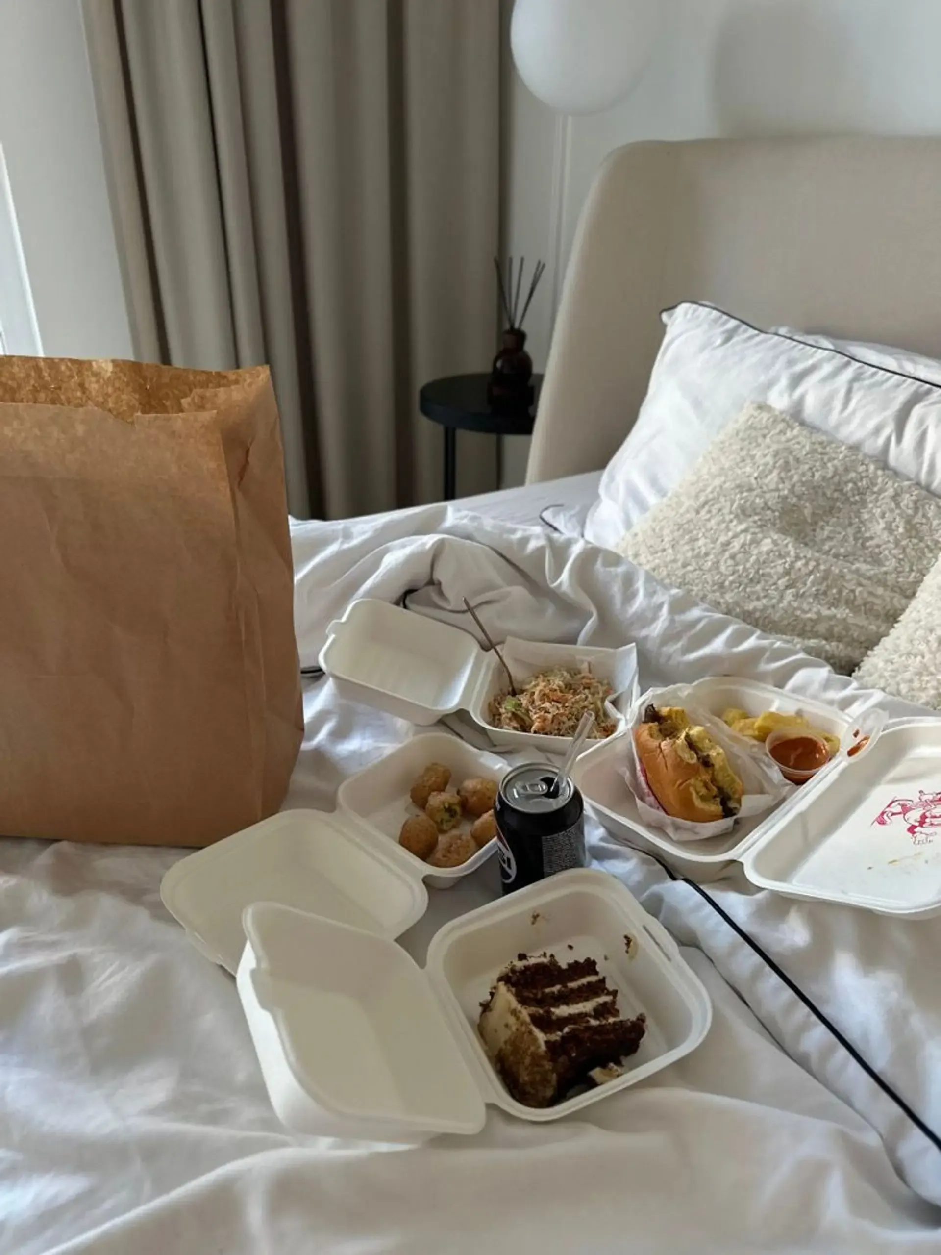 Vien pagalvojus apie burgerį seilės kaupiasi, ta bandelė- minkštumas, burnoje ti