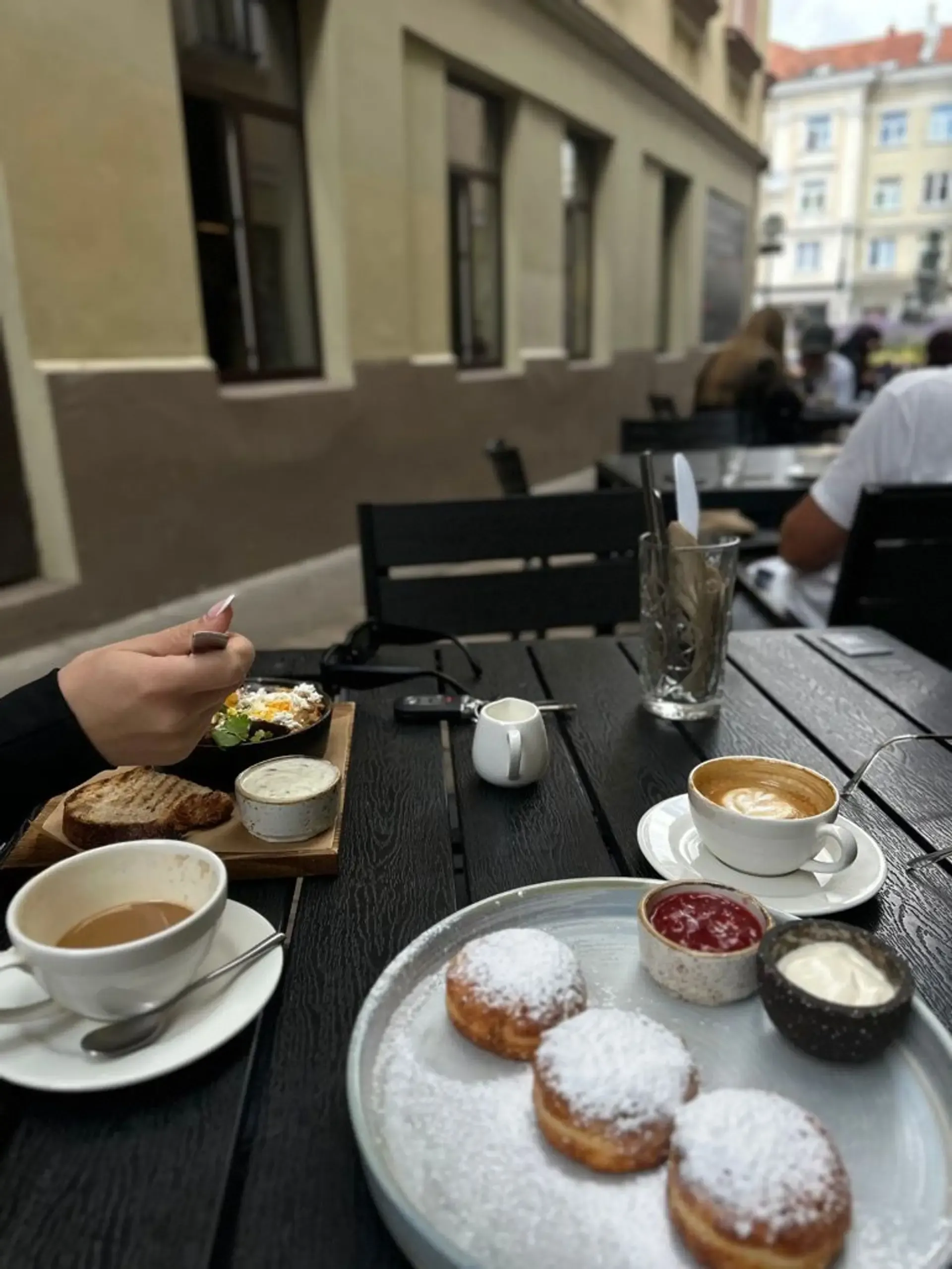 Tikrai neturiu prie ko prikibti, skanūs, purūs varškėčiai, tik gal galėtų būti j