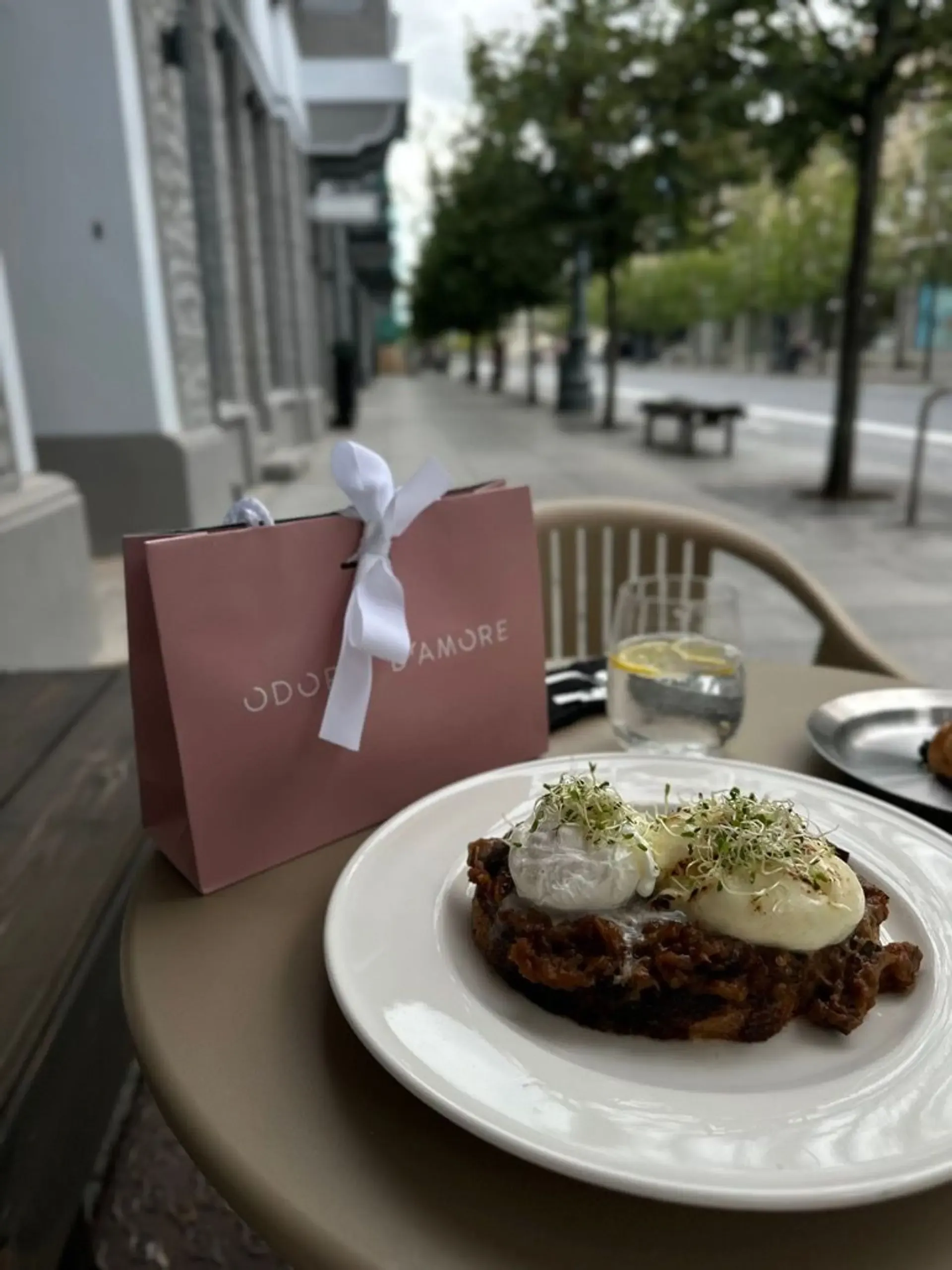 Užsisakiau, nes draugė pagyrė šį toast, papildomai paprašiau poached egg. Galiu
