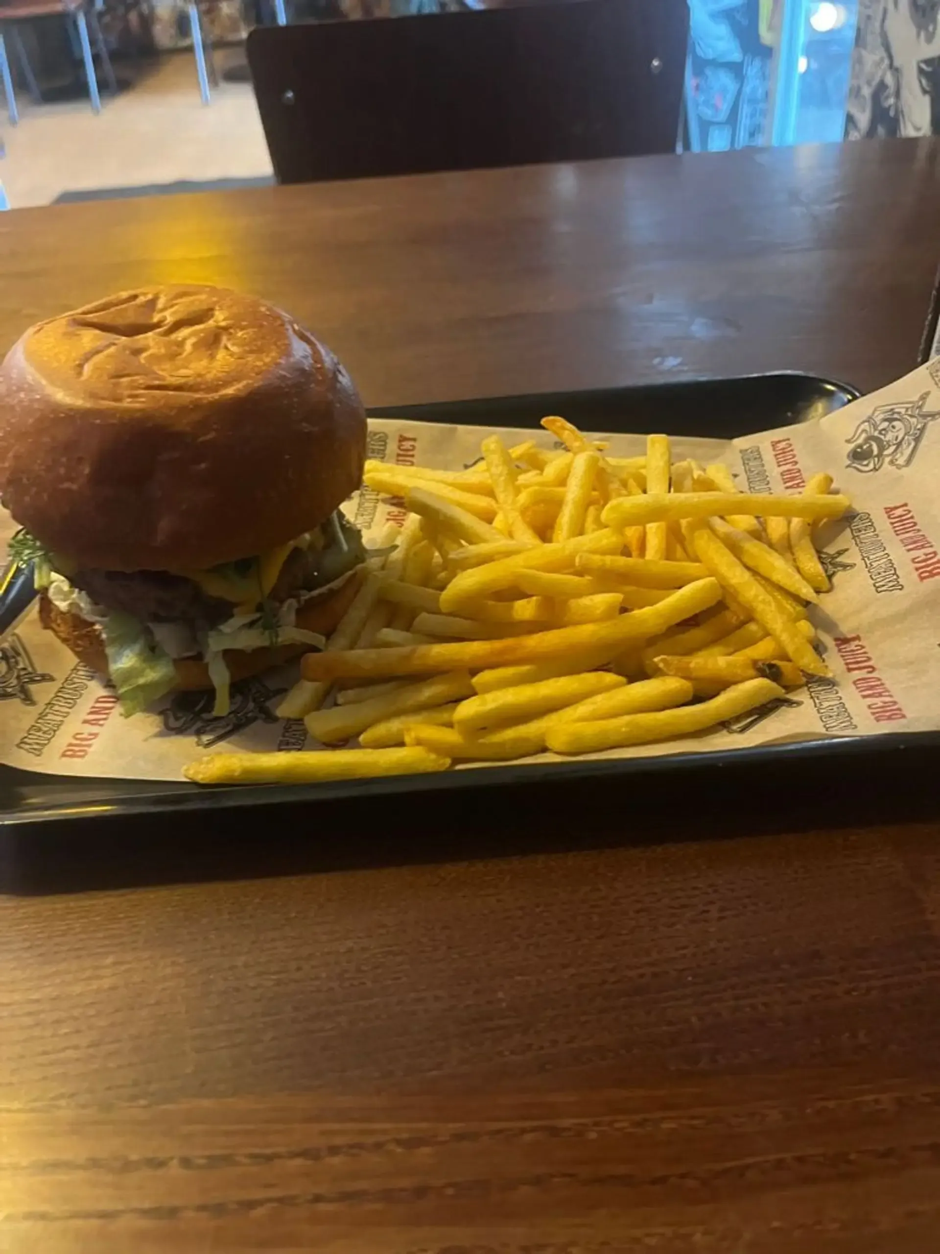 Beskrandis valgė, beskrandžiui meh. Dienos pietų paprastas burgeris+bulvytės+gėr