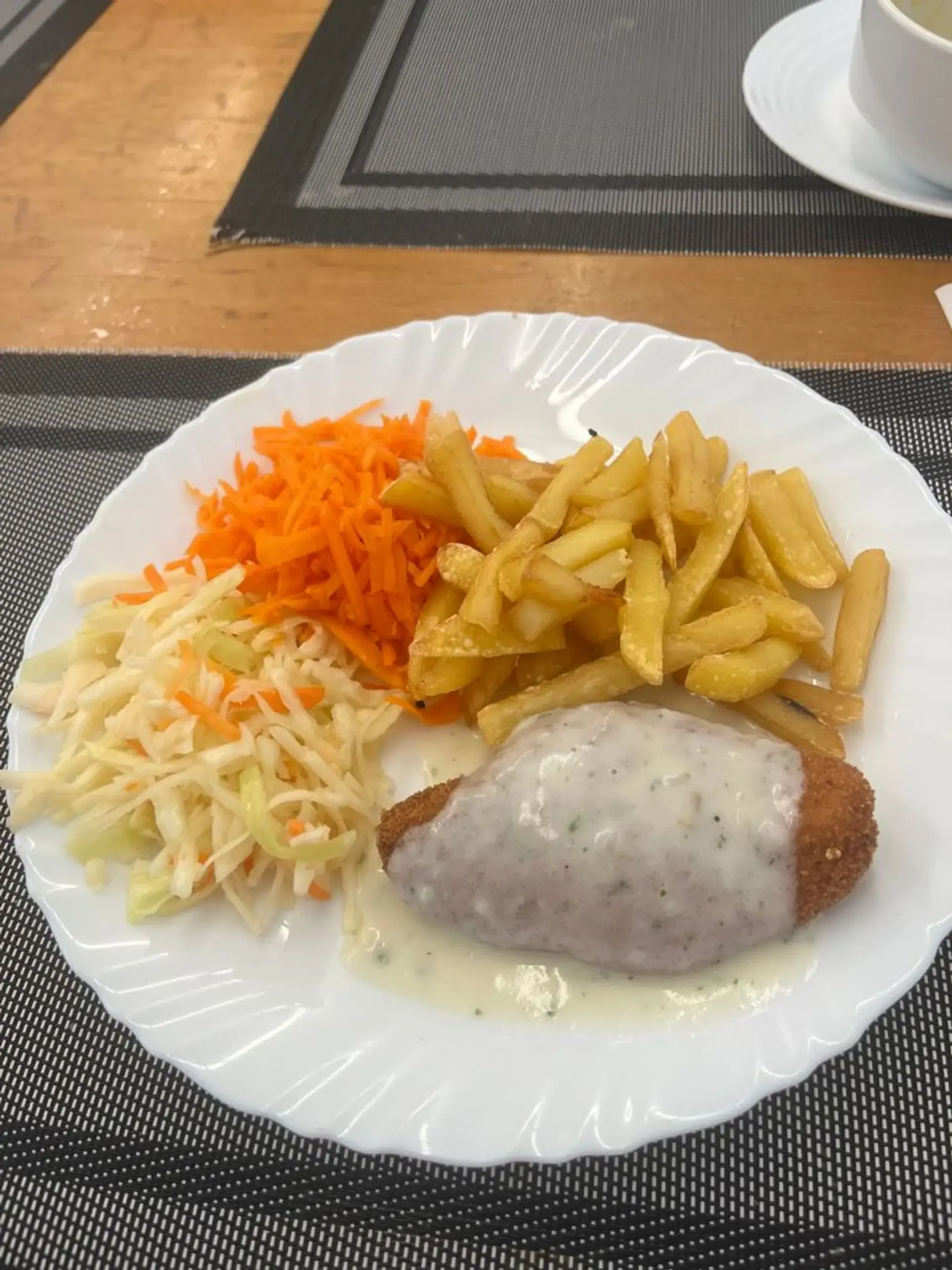 Nuostabi vieta. 4.20€ už sriubą ir patiekalą, kas šiais laikais yra negirdėta. T