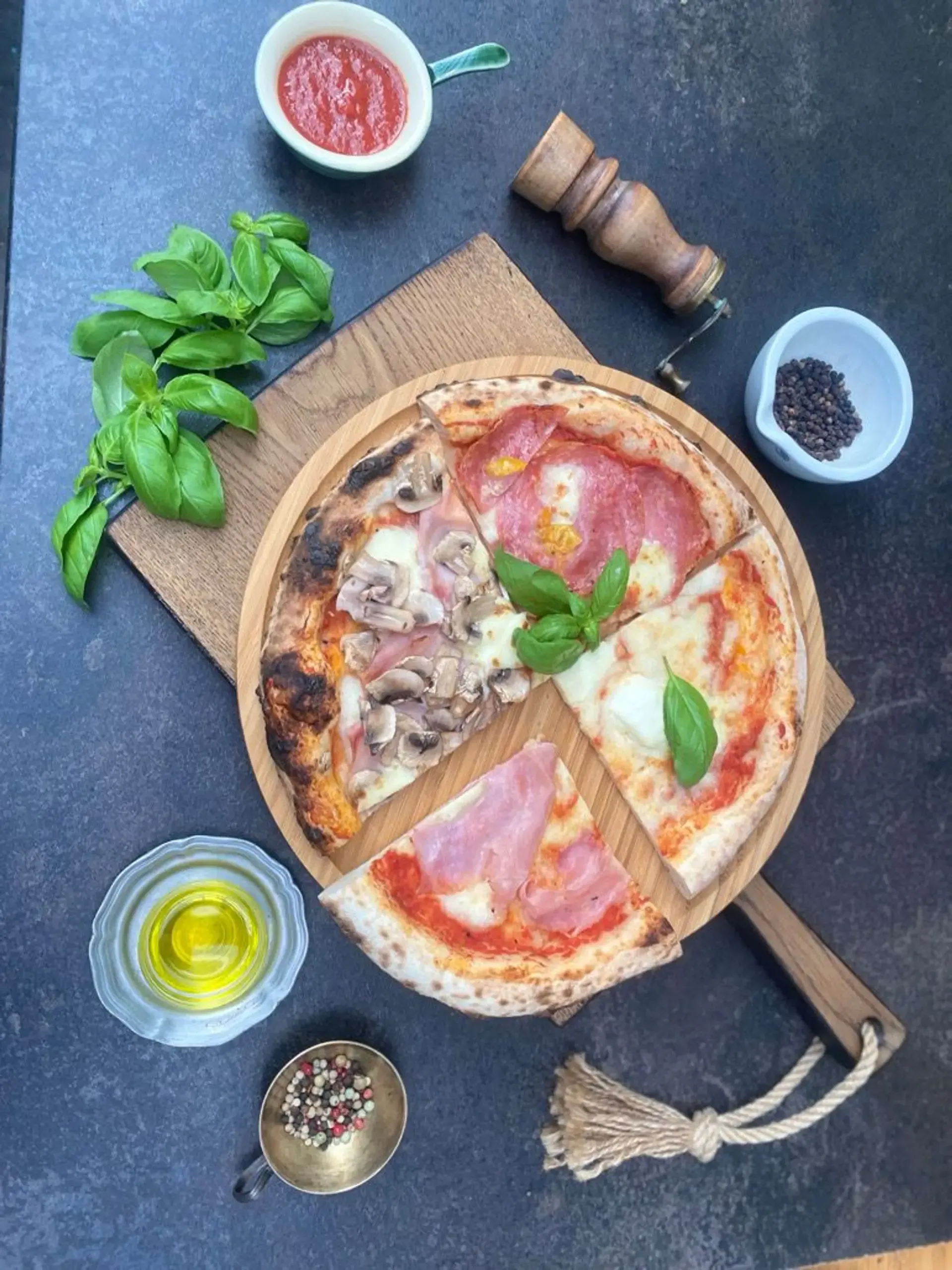 Čia įvairių picu pasirinkimas užsisakėme keletą todėl nuotraukoje keletą skirtin