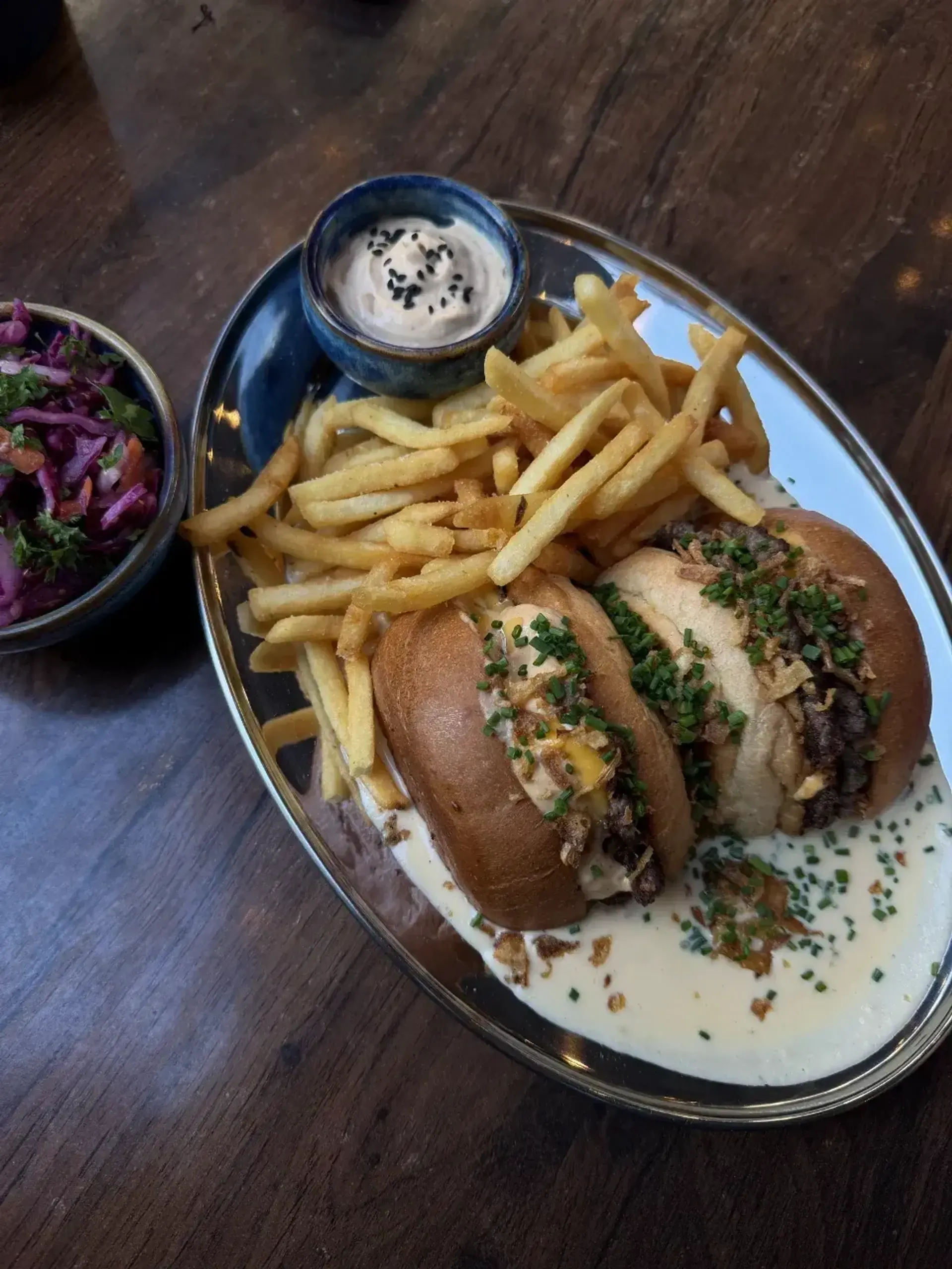 Labai vertas dėmesio - sultingas smash burgeriukas, paskendęs sūrio padaže su tr