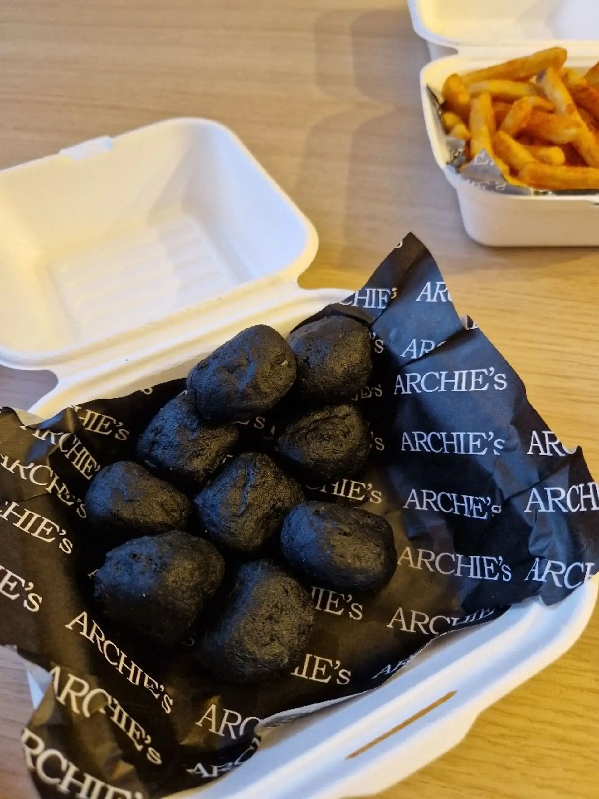 Šie sūrio gabaliukai yra nesveikai geras užkandžio pasirinkimas. Švelniai traškū