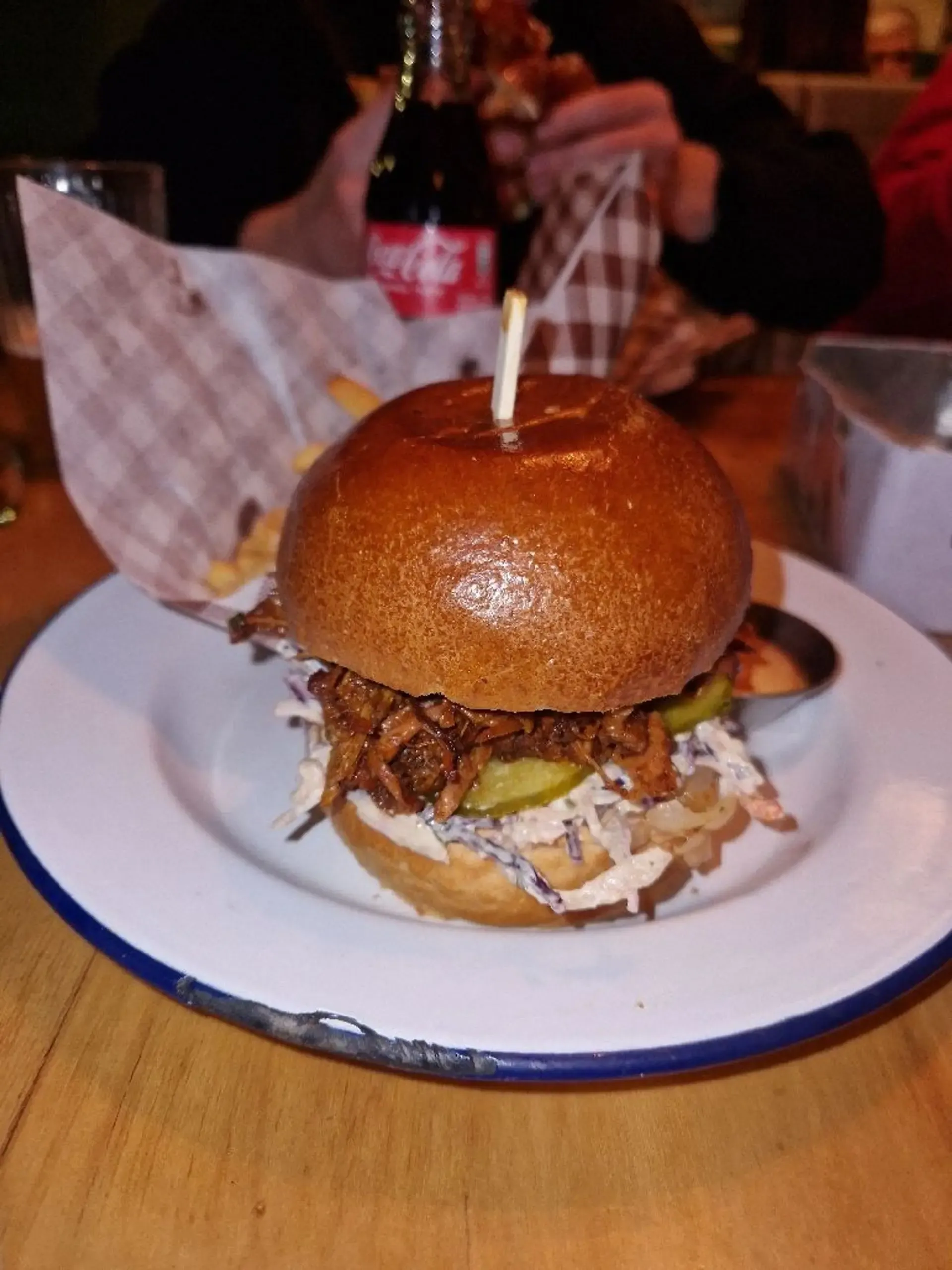 Geras burgeris. Valgant ingridientai nebyrėjo. Kiauliena gera, minkšta. Nemėgstu