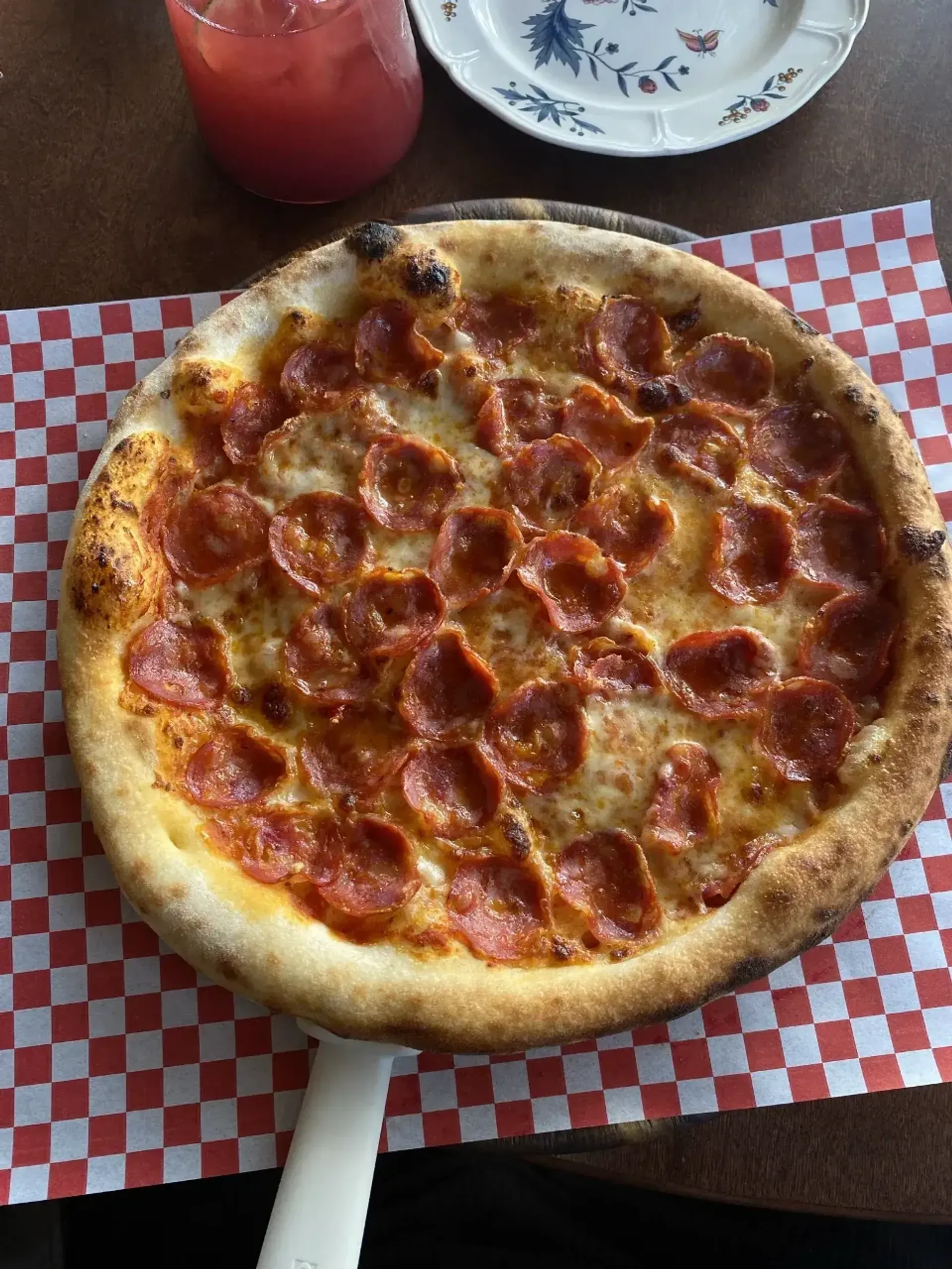 Pepperoni pica buvo puiki, minkšta, picos padas nevarginantis, labai soti, bet n