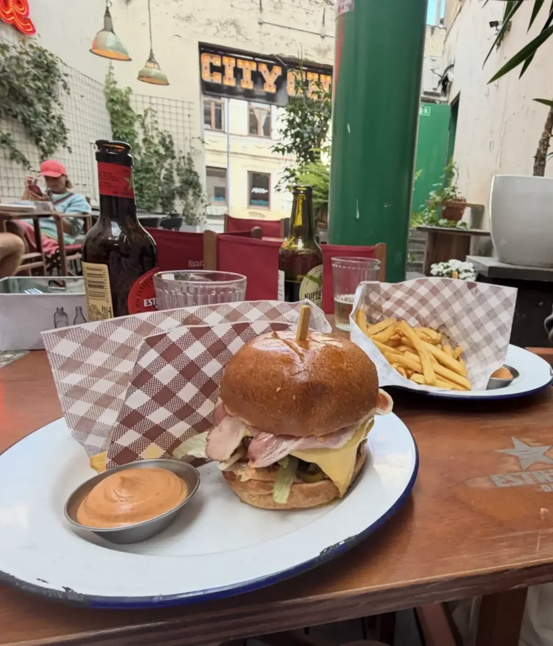 Mėgstamiausias burgeris mieste. Labai gerai iškepta, vidinį žvėrį pasotinanti br