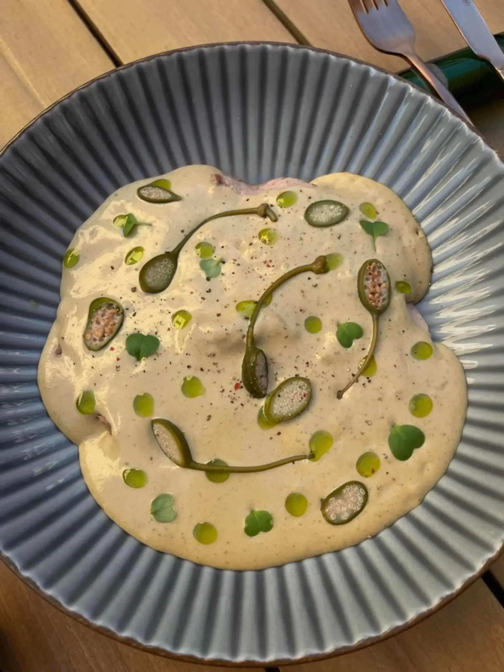 nauja vyninė su maistu prie aušros vartų. very saucey vitello tonnato, gardi mės