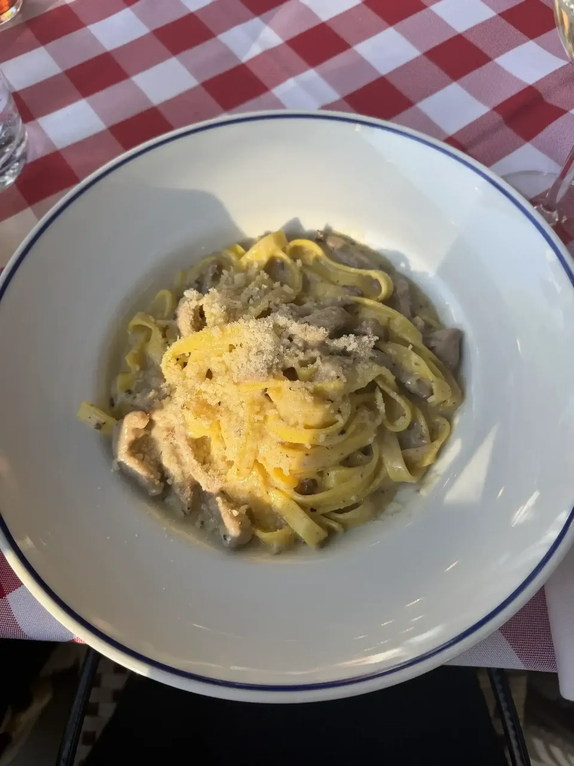 Fettucini with veal, truffle cream and parmesan. Neblogai, lėkštė išlaižyta. Mes