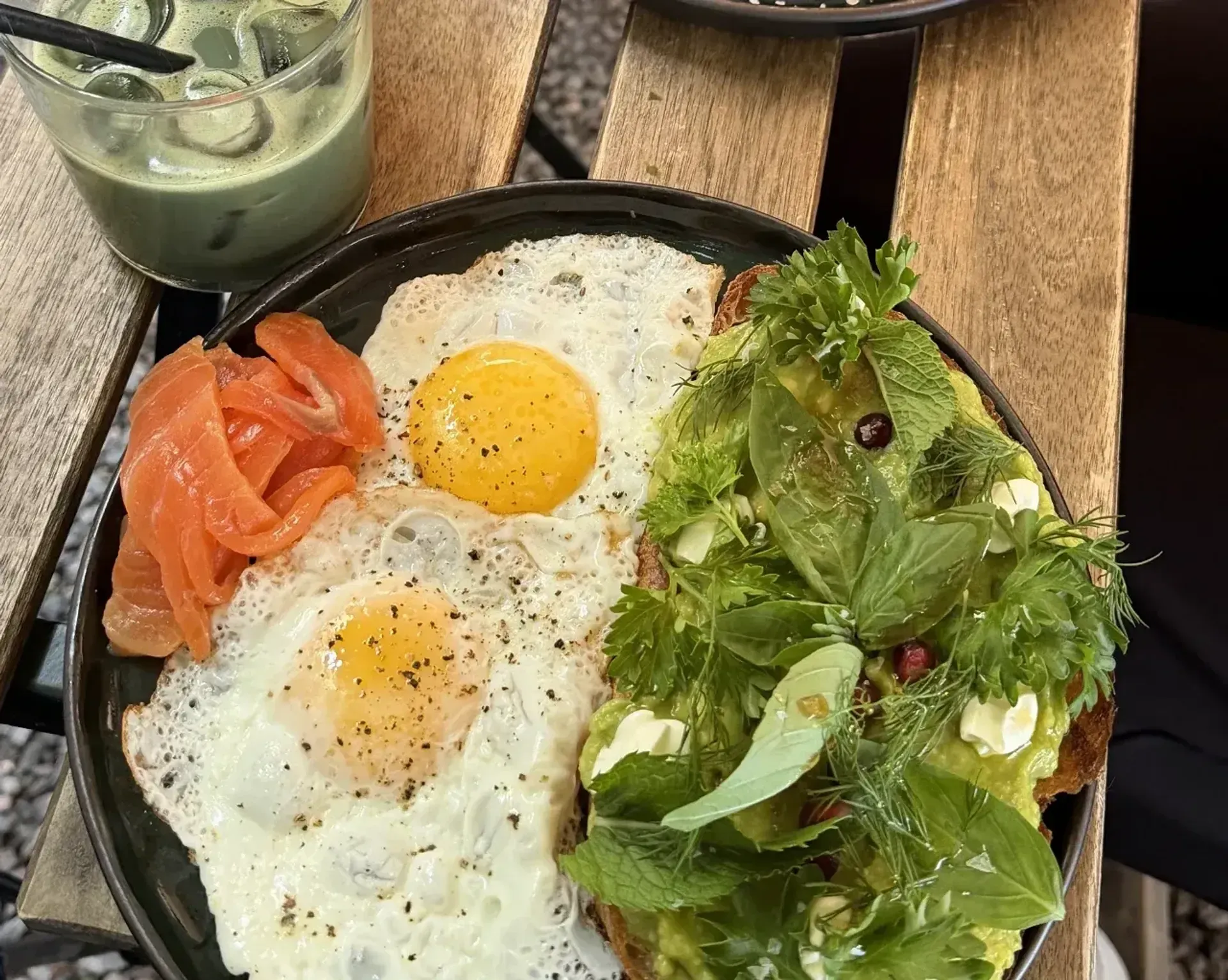 Pasiemiau šale dar kiaušinių ir lašišos, nežinau kokio velnio kai skrandis mažas