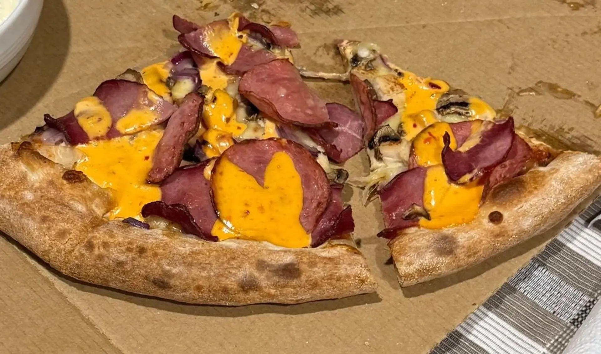 Užsisakėme dvi picas- Royal ir Cheeseburger. Nei viena nebuvo skani, padas per s
