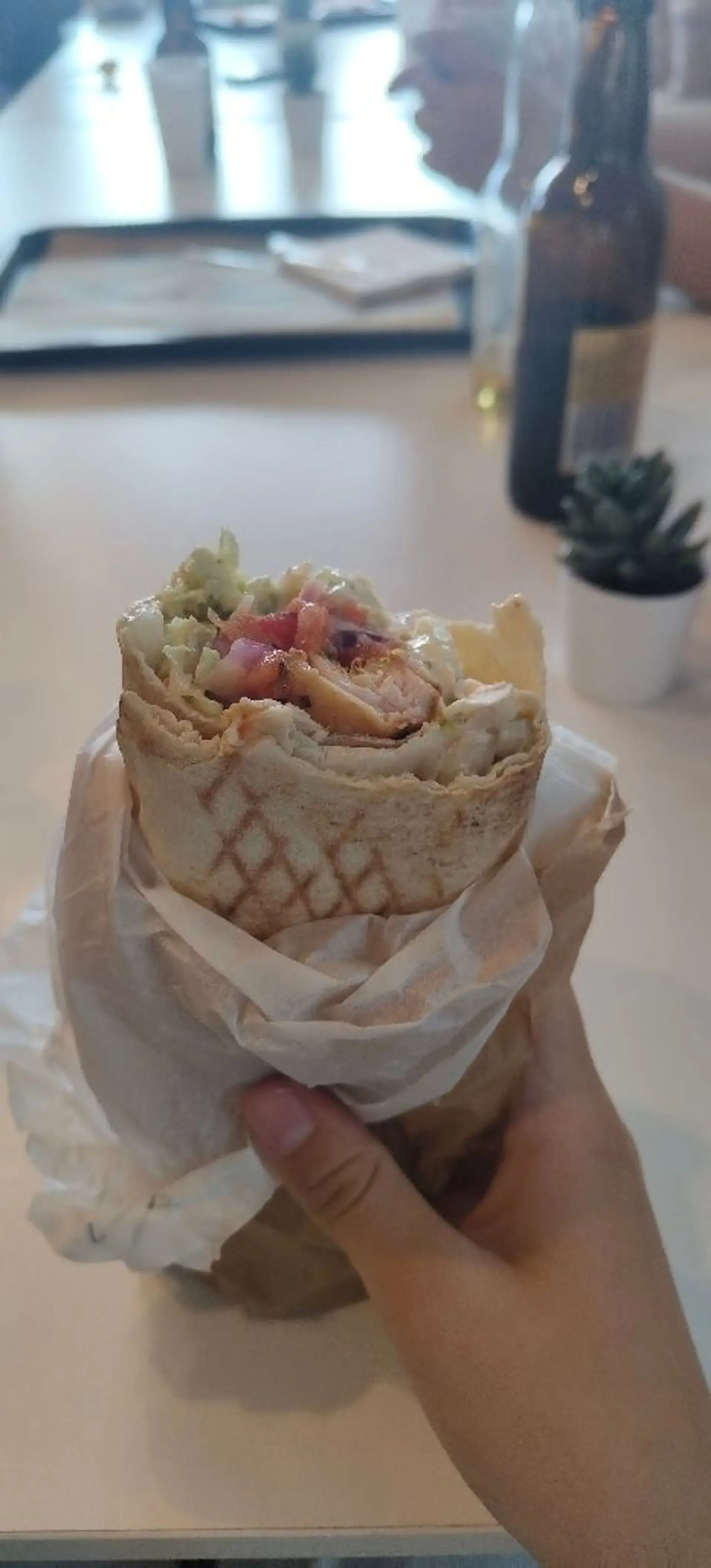 Turbūt geriausias kebabas kokį teko valgyt - vištiena iškepta puikiai, salotos s