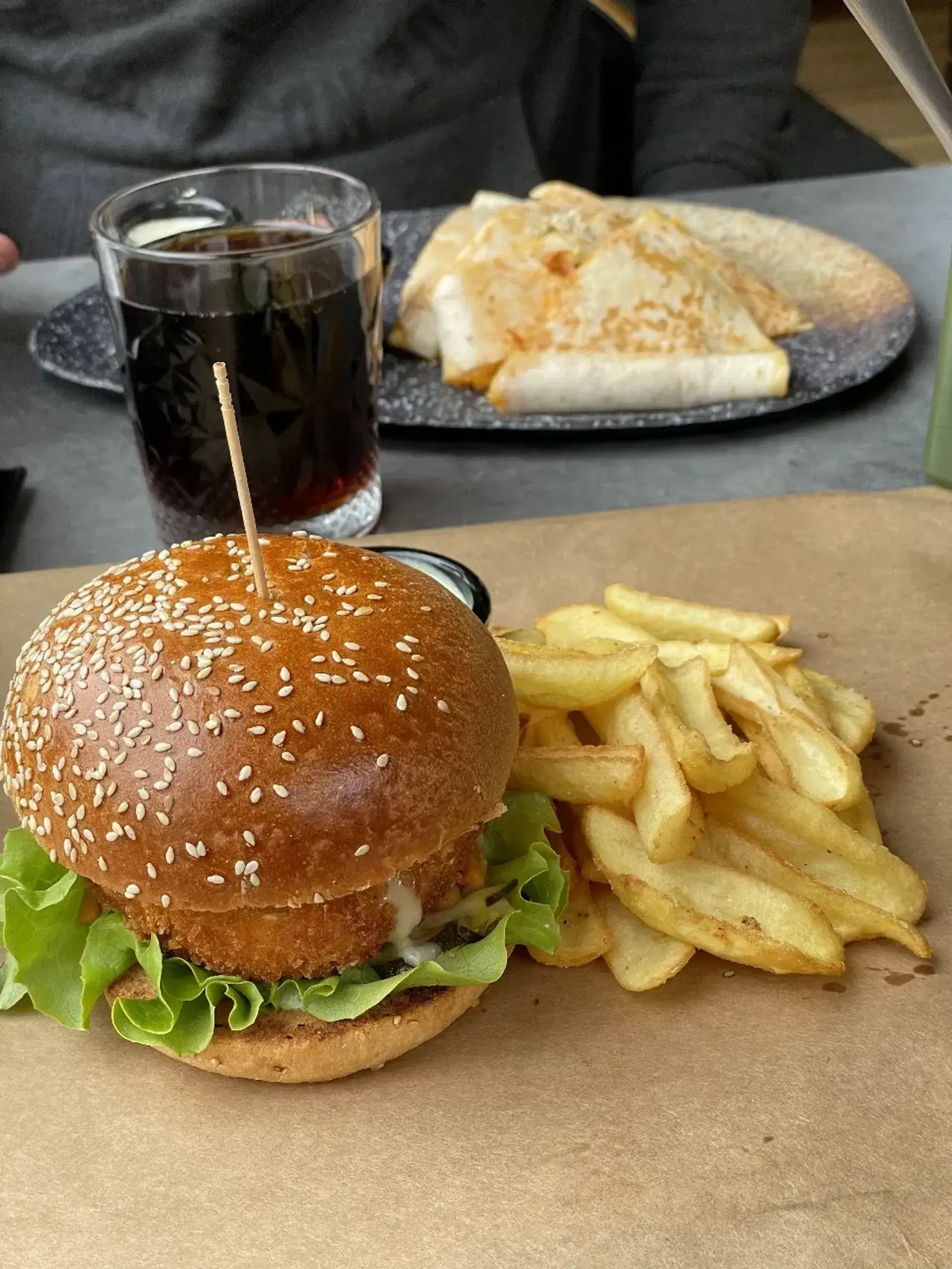 Burgeris su kamamberto sūriu. Bandelė nebuvo labai skani, patys skoniai irgi šie
