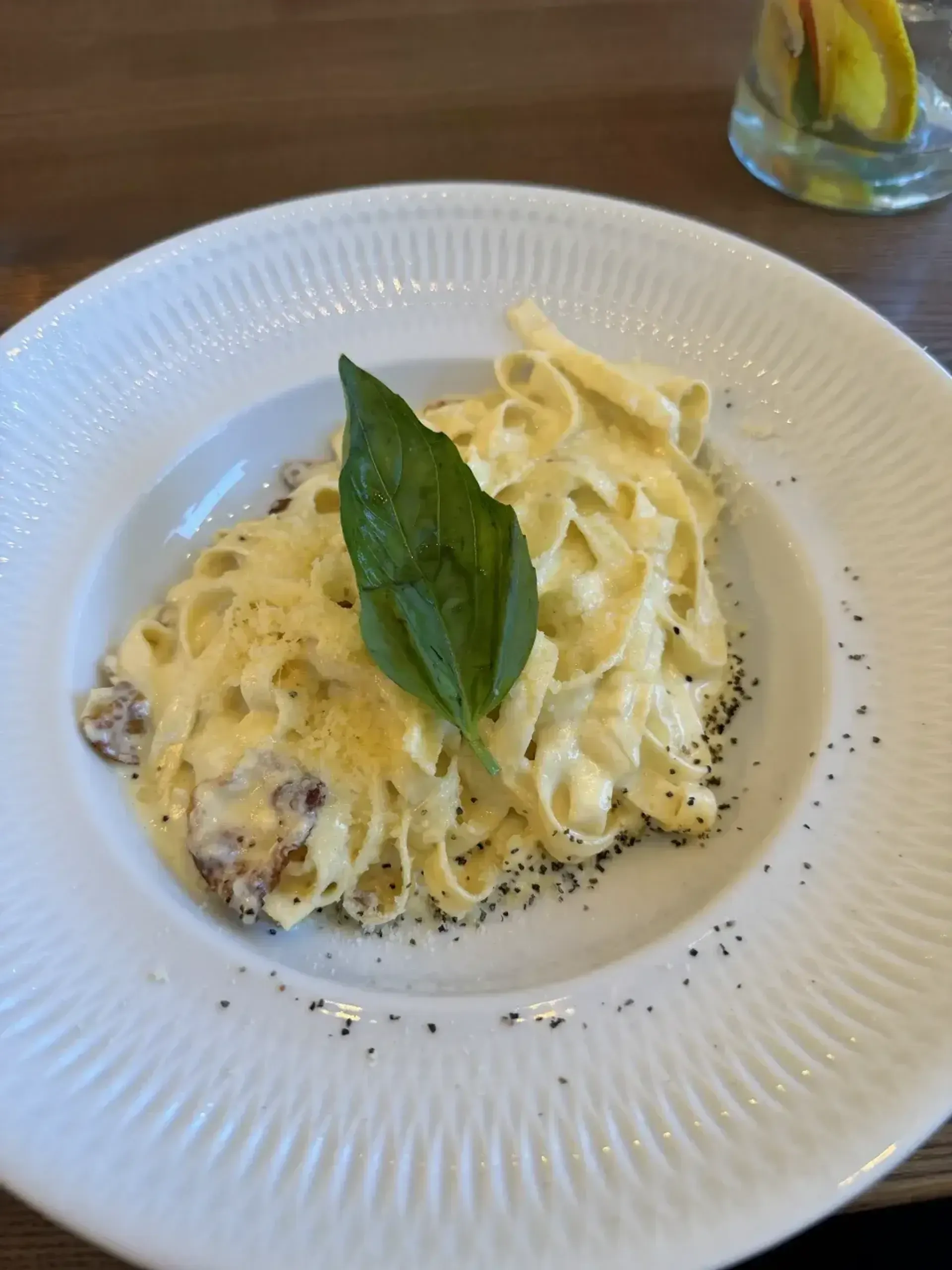 Makaronai plonesni, išvirti šiek tiek aldentiškai. Kiek leido suprasti mano pojū