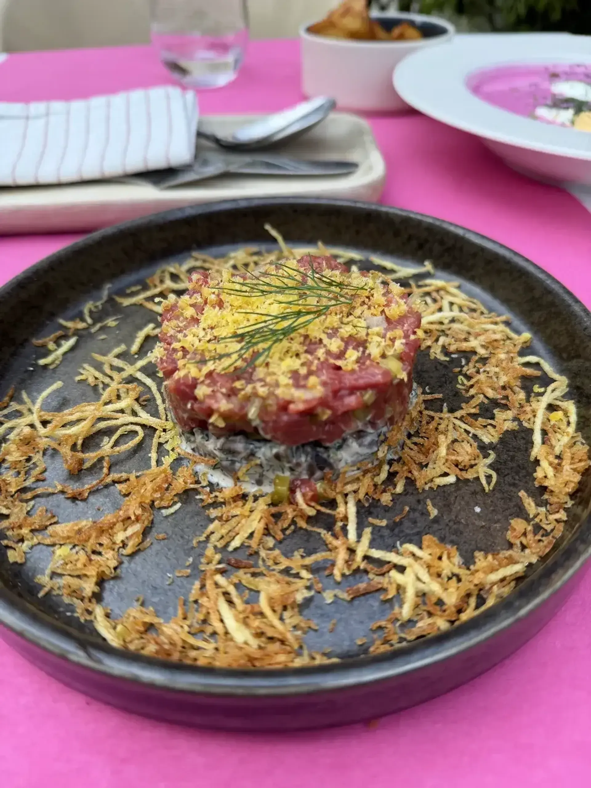 Toks dviaukštis namas kurio pirmame aukšte gyvena veganai, o antrame mėsėdžiai.
