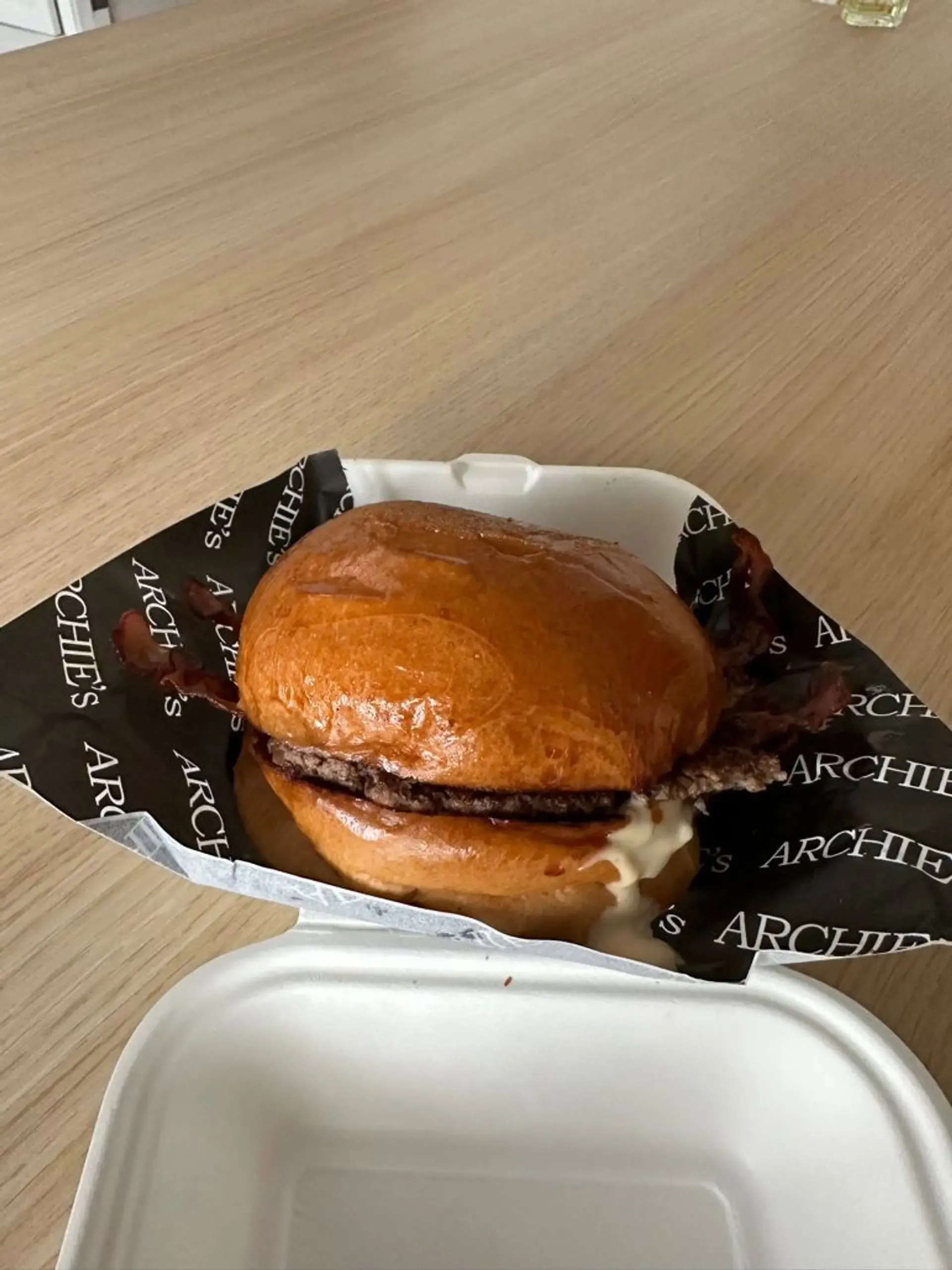 Tikras paprastas smash burgeris. BBQ gal kiek per saldus, bet akcija buvo.