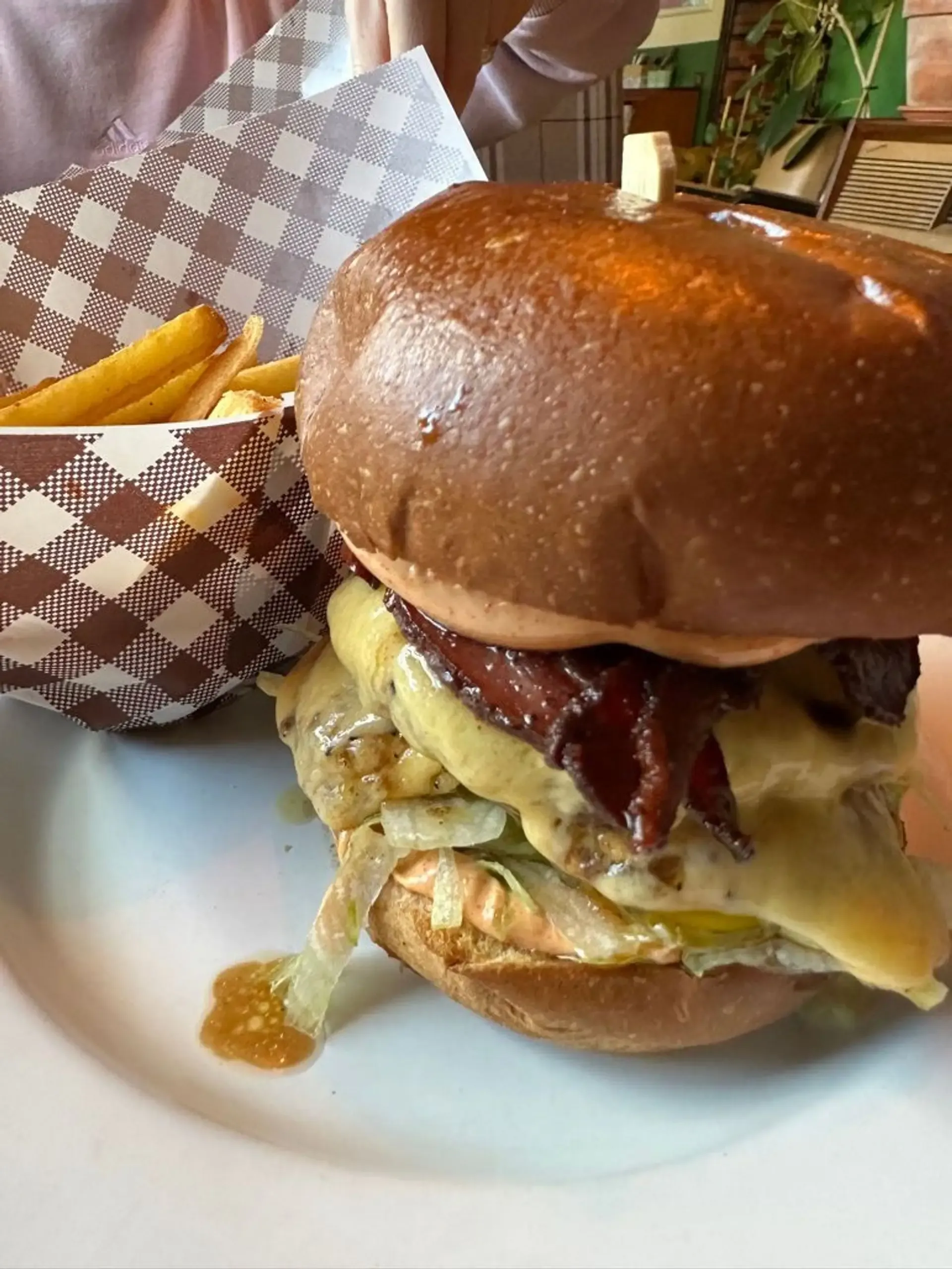 Šoninė pasitaikė kiek per sūri. Apie tai negalvojant, burgeris super.