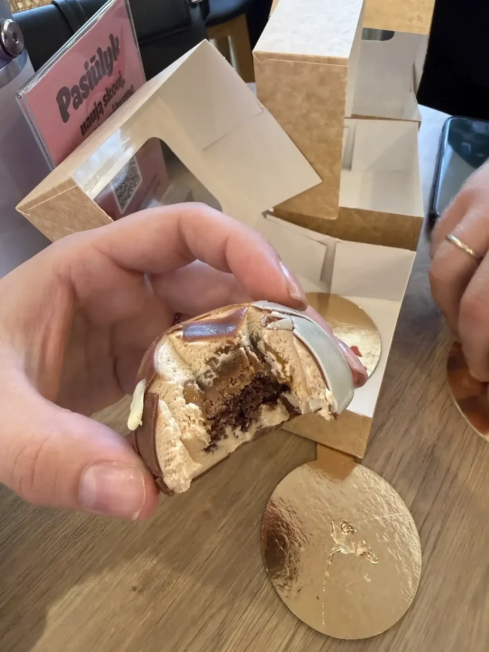 Eilinį kartą įsitikinau, kad geriausias airomi desertas yra makaronsai. Šitas bu