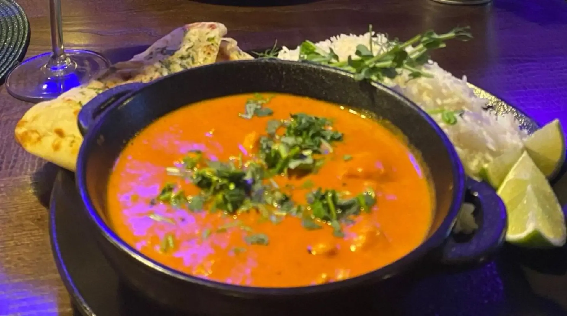 Nuostabiai paruoštas ir labai kreminis tikka masala. Labai puikiai viską suveda