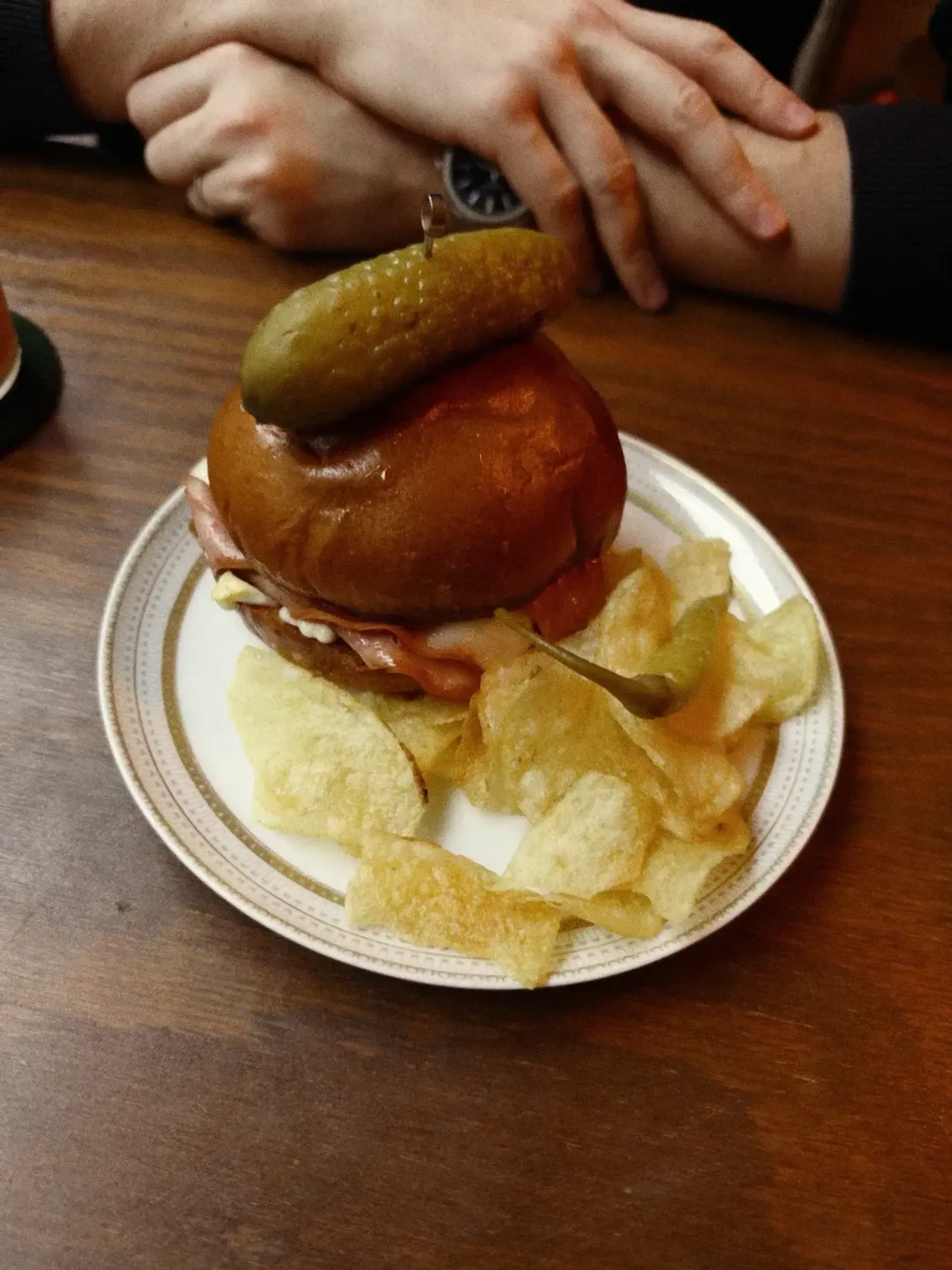 Ultra max minkšta briošė, pakepinta mortadella, sūris, garstyčios ir marinuotas