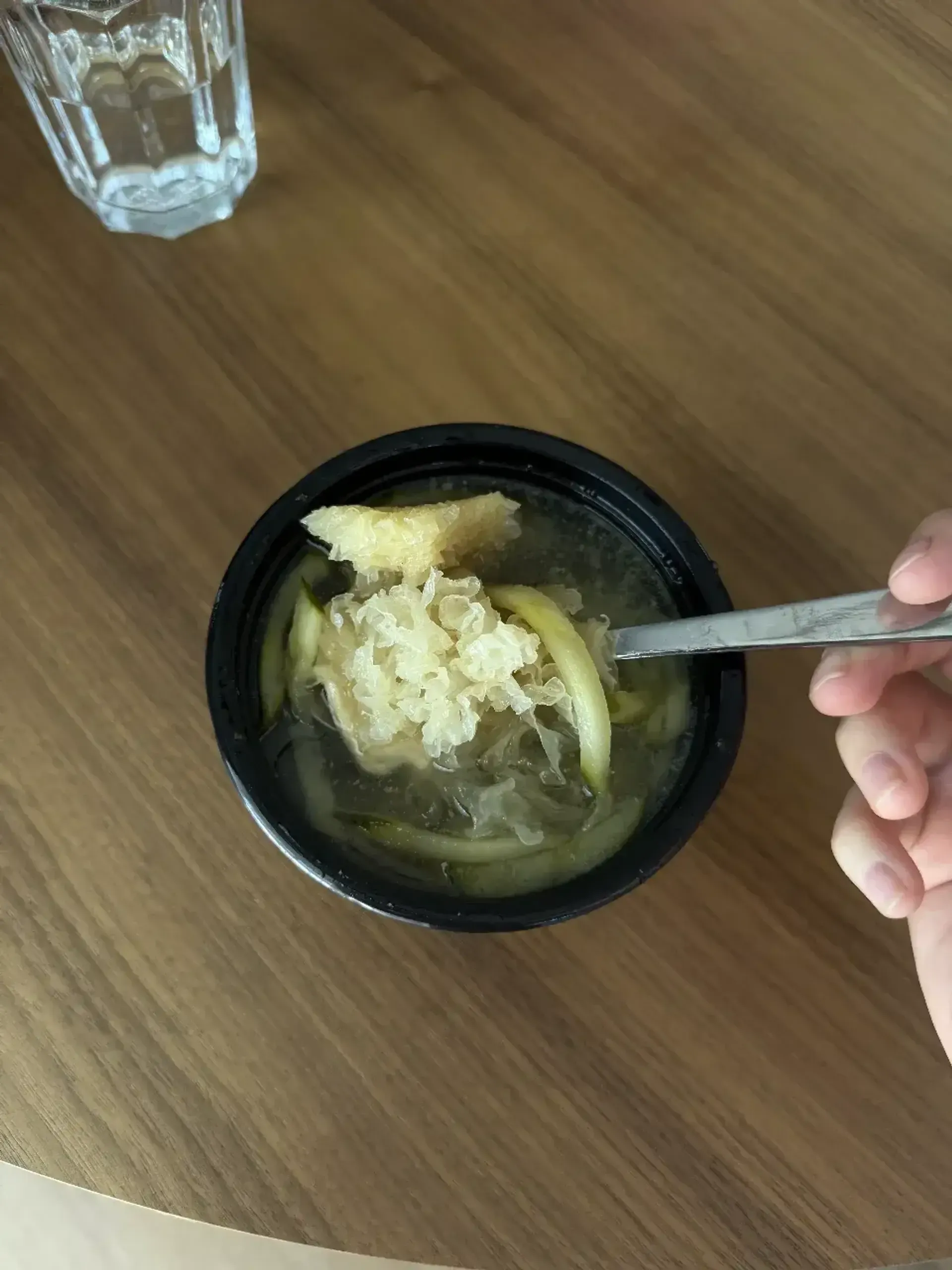 Sprendžiant iš to, kad agurkai pakeitė spalvą į marinuotų, gan ilgai jie ten mak