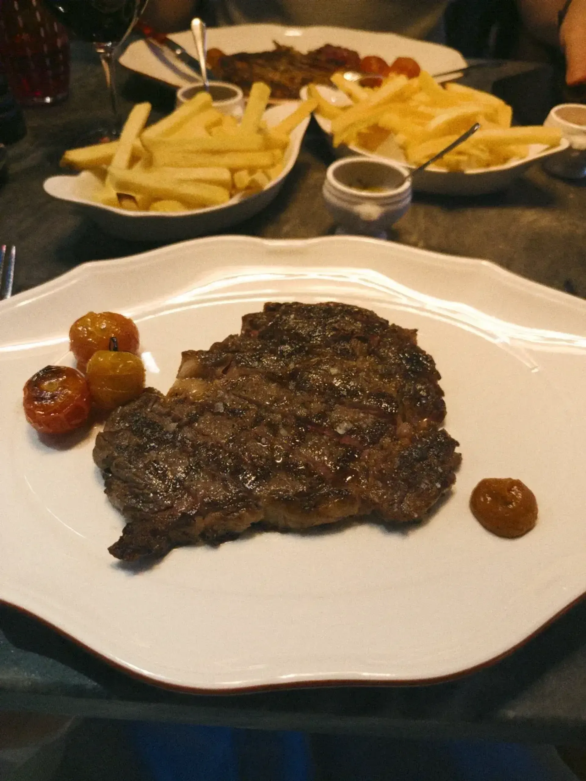 Tikėjausi, kad bus geriau, nes labai fancy steakhouse’as. Net galvojom paragauti