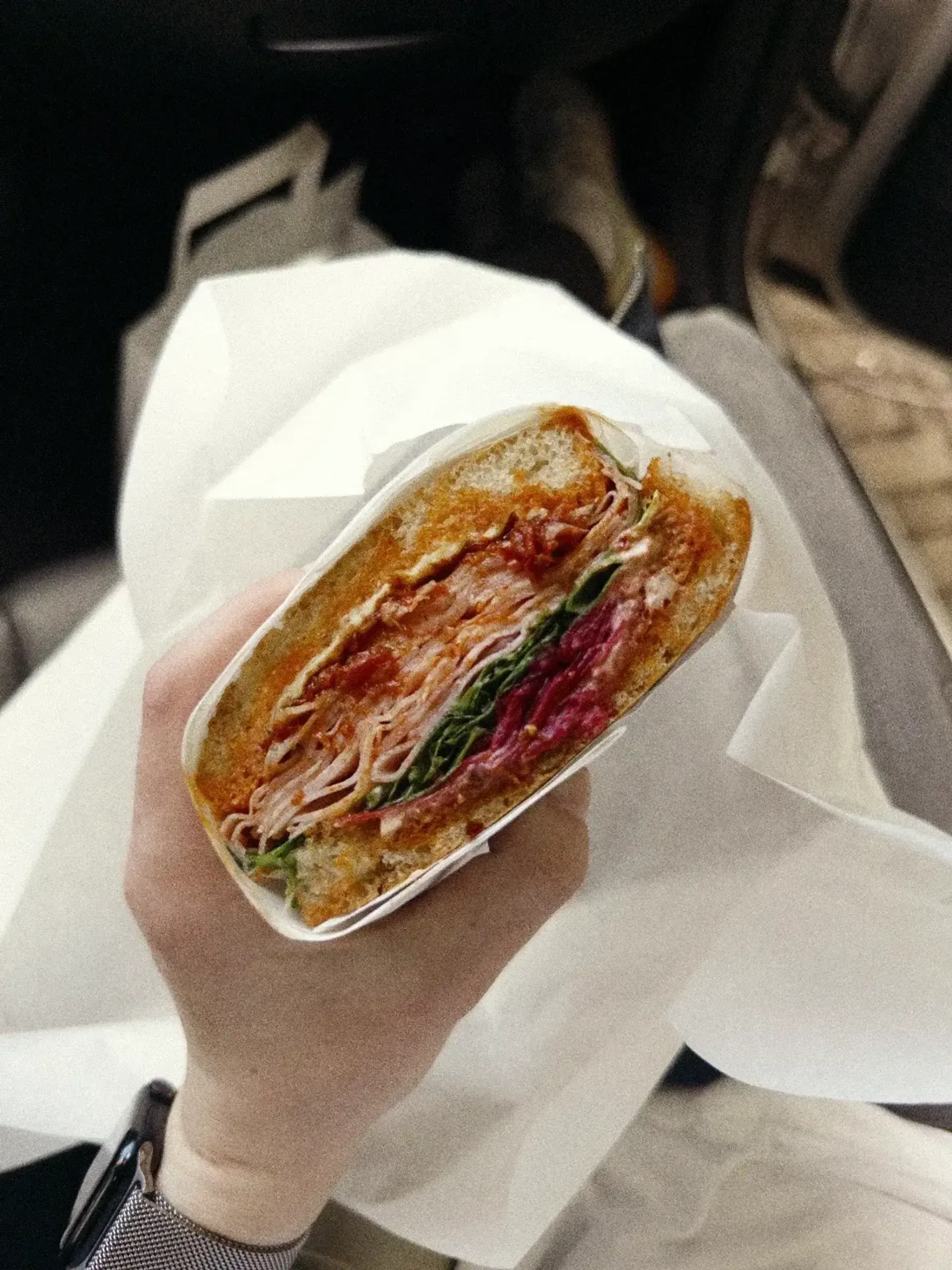 Puikus sumuštinis, lietuviškai aštrus - 3/10 (kaip mėgstančiai aštrų maistą). Bu