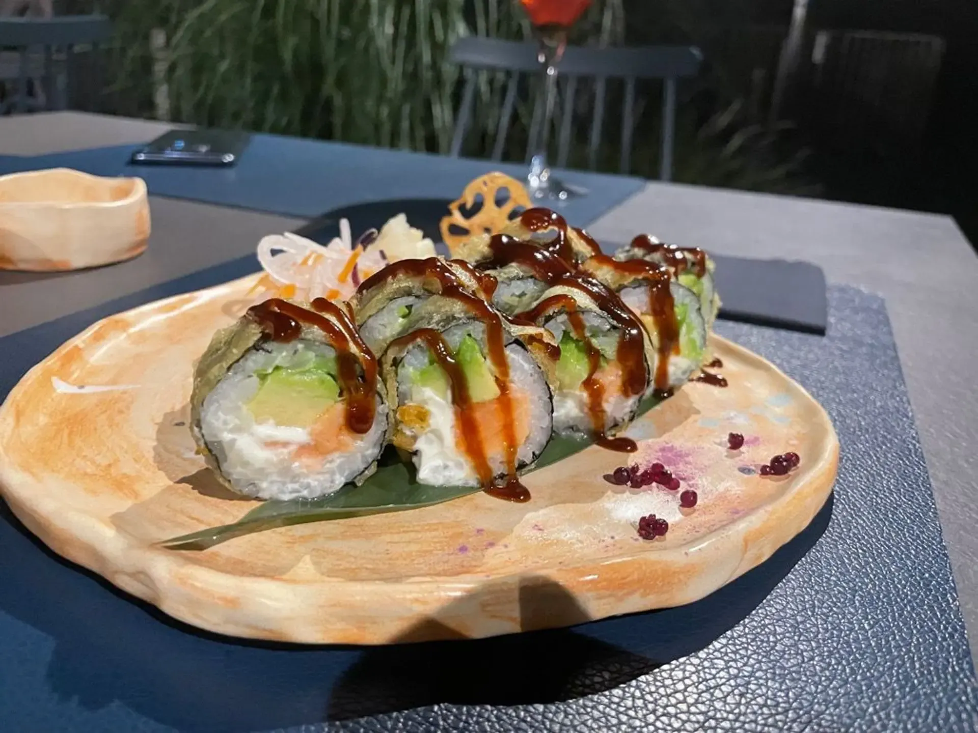 Visada malonu užsukti sukrimsti kokybišką, aliejuje virtų sushių versiją.