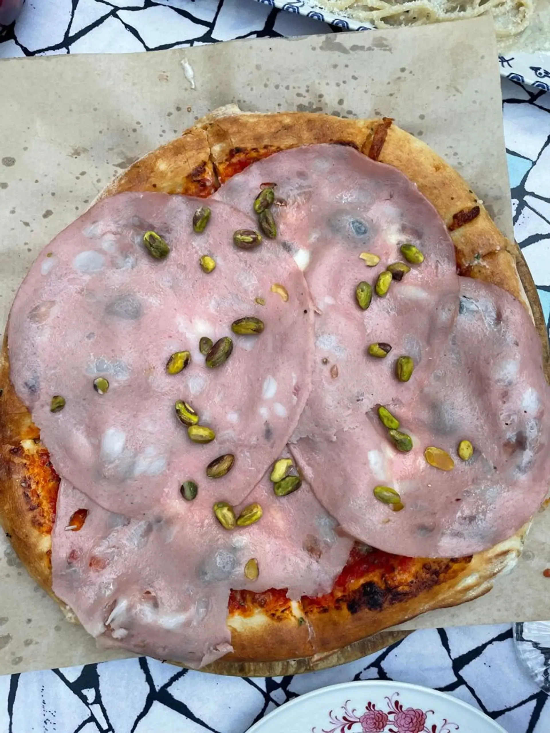 Žavi pica, rikota šauniai susibalansuoja su itališka šlapenka. Pats pagrindas, m