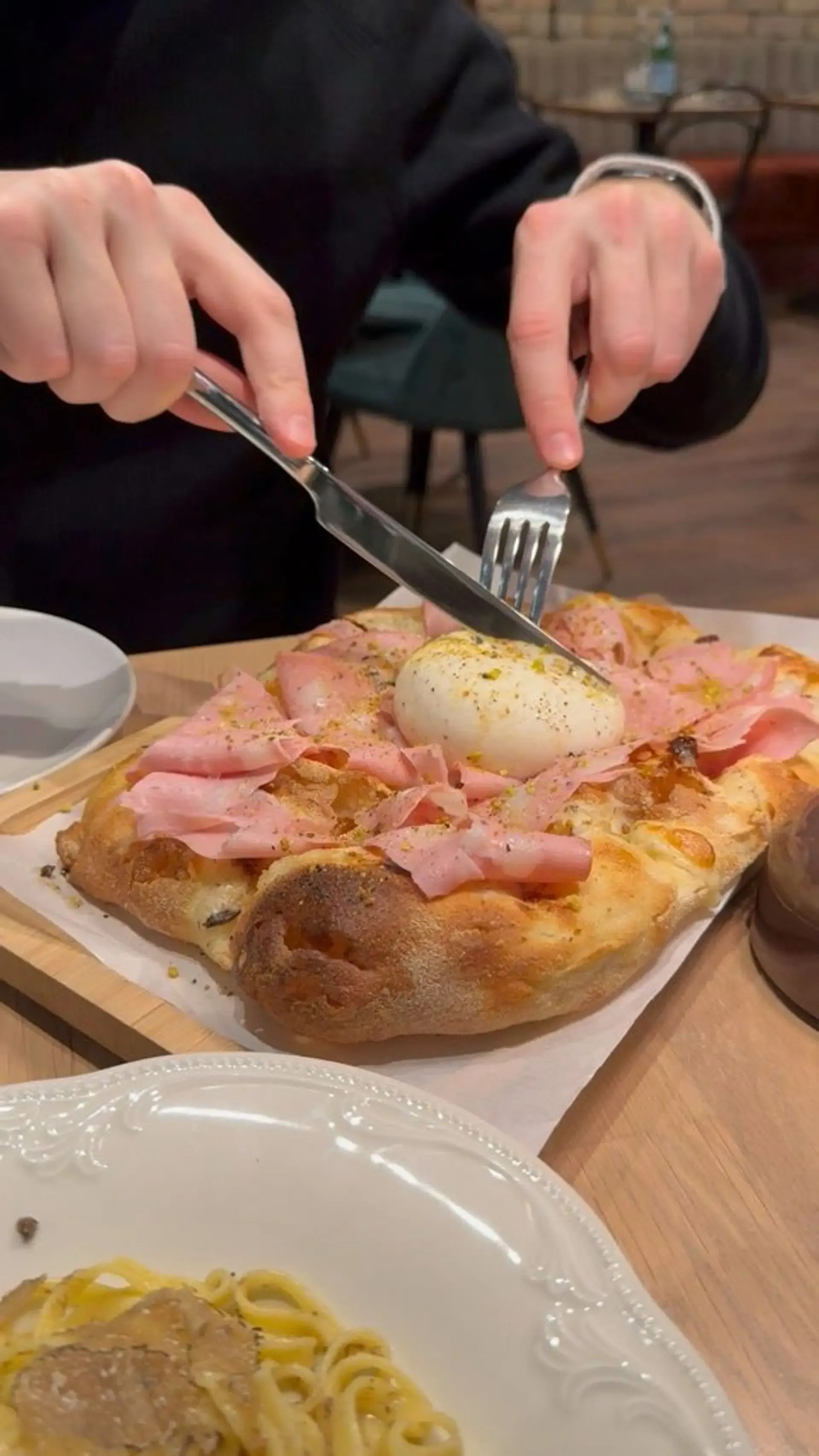 Maloniai traškus, viduje minkštas padas, su puikiai derančia, kremine burrata ir