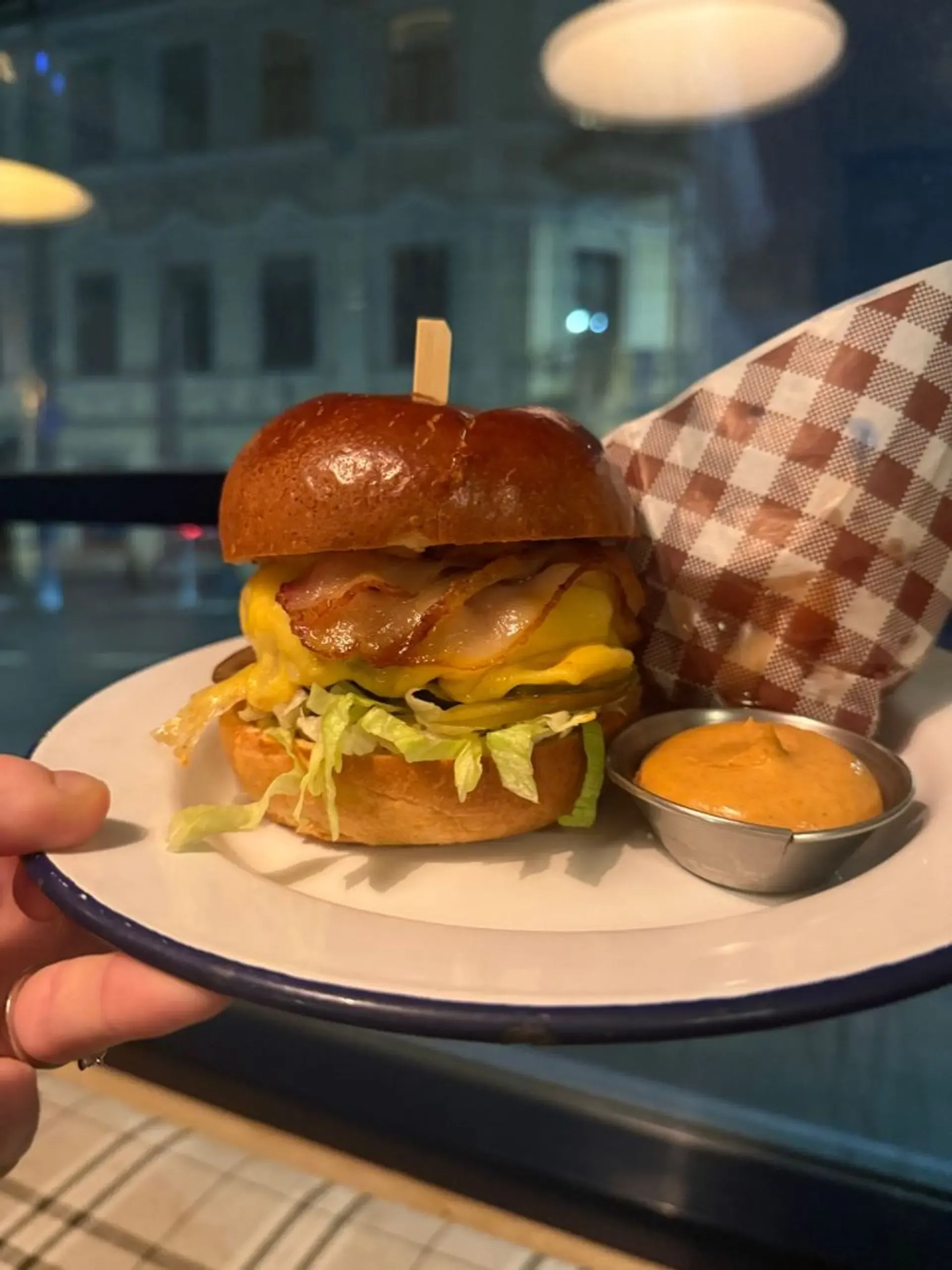 Labai geras burgeris! Lengvas dūmo skonis nuo šoninės, saldūs maži svogūniukai,