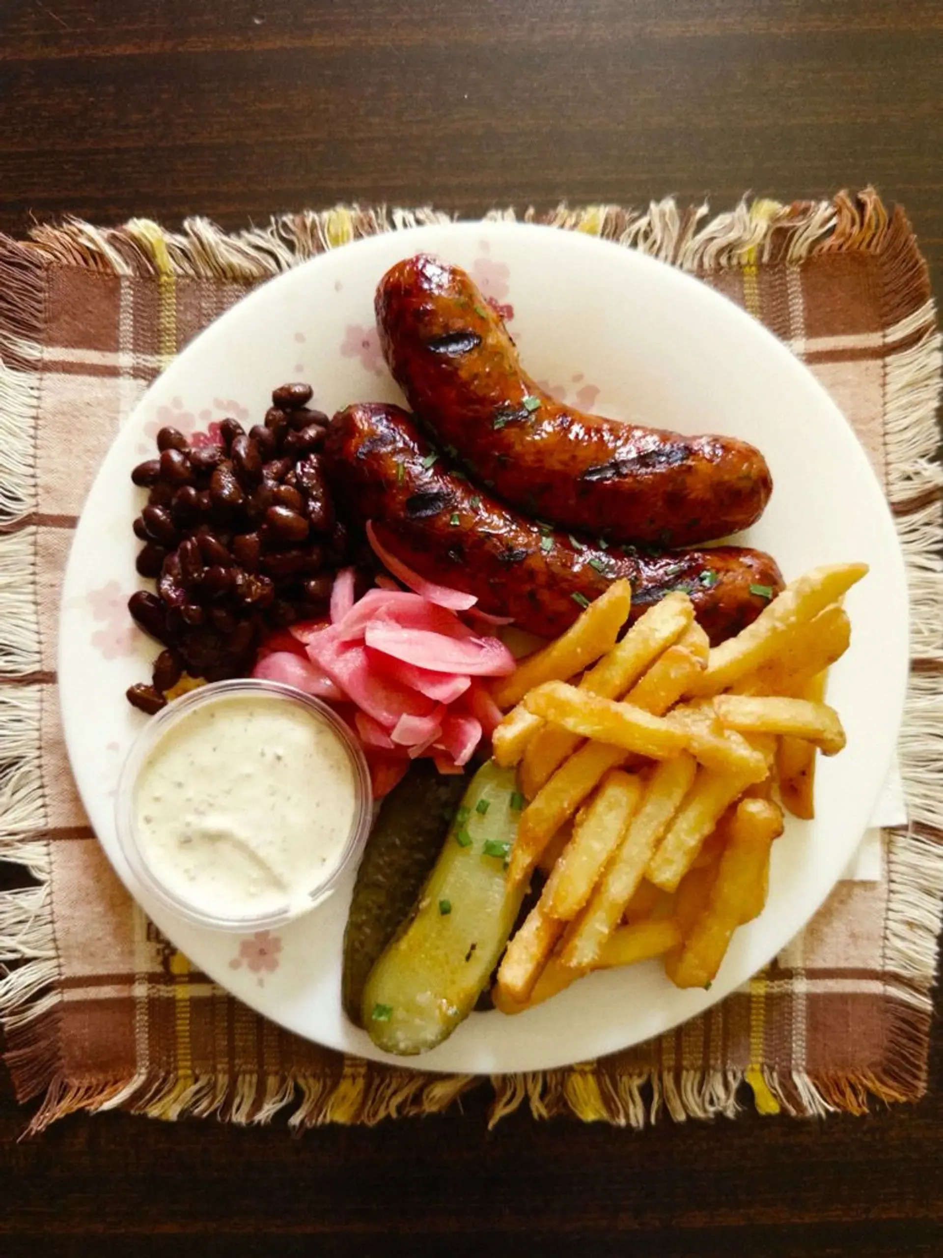 Visu garsumu, per televizorių skambant Žolinių mišioms, kunigui pro nosį giedant