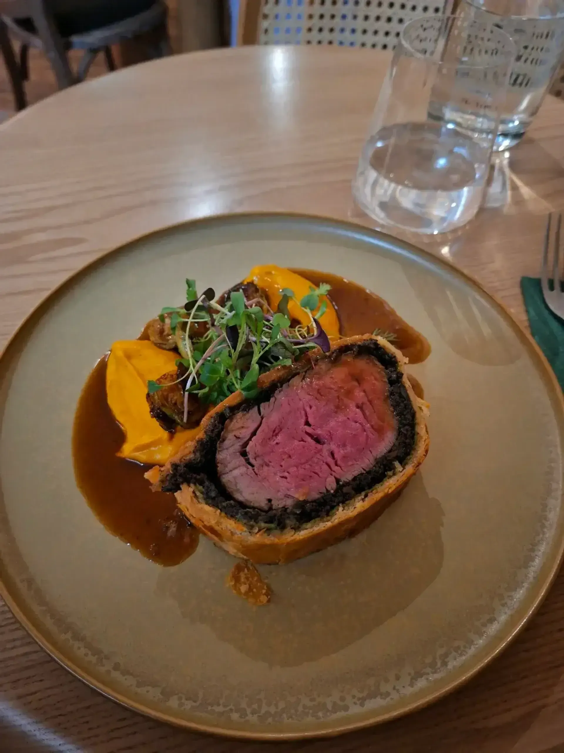 Atėjau čia paragauti Jautienos Velingtoną (Beef Wellington), nes Vilniuj nelabai