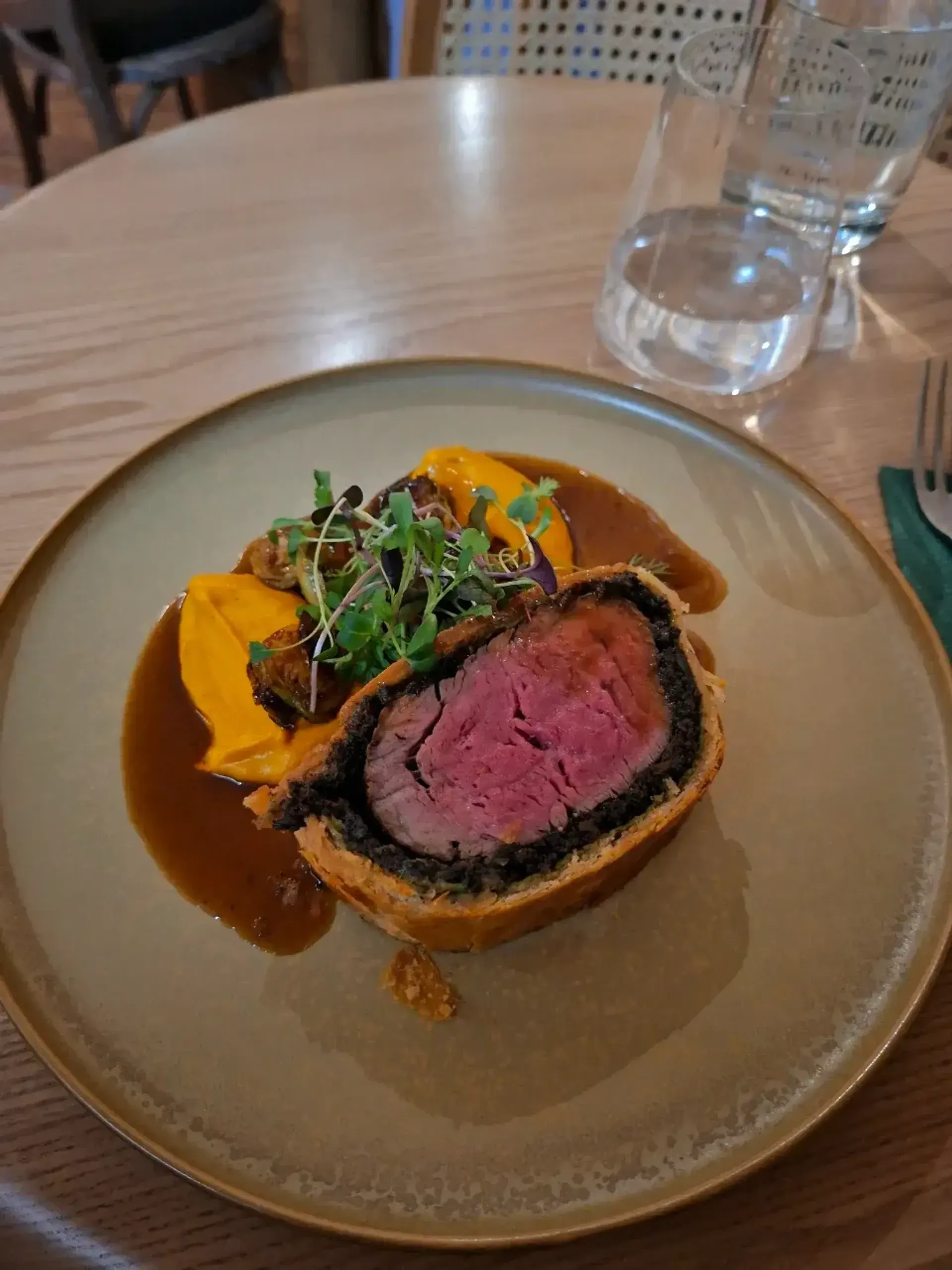 Atėjau čia paragauti Jautienos Velingtoną (Beef Wellington), nes Vilniuj nelabai
