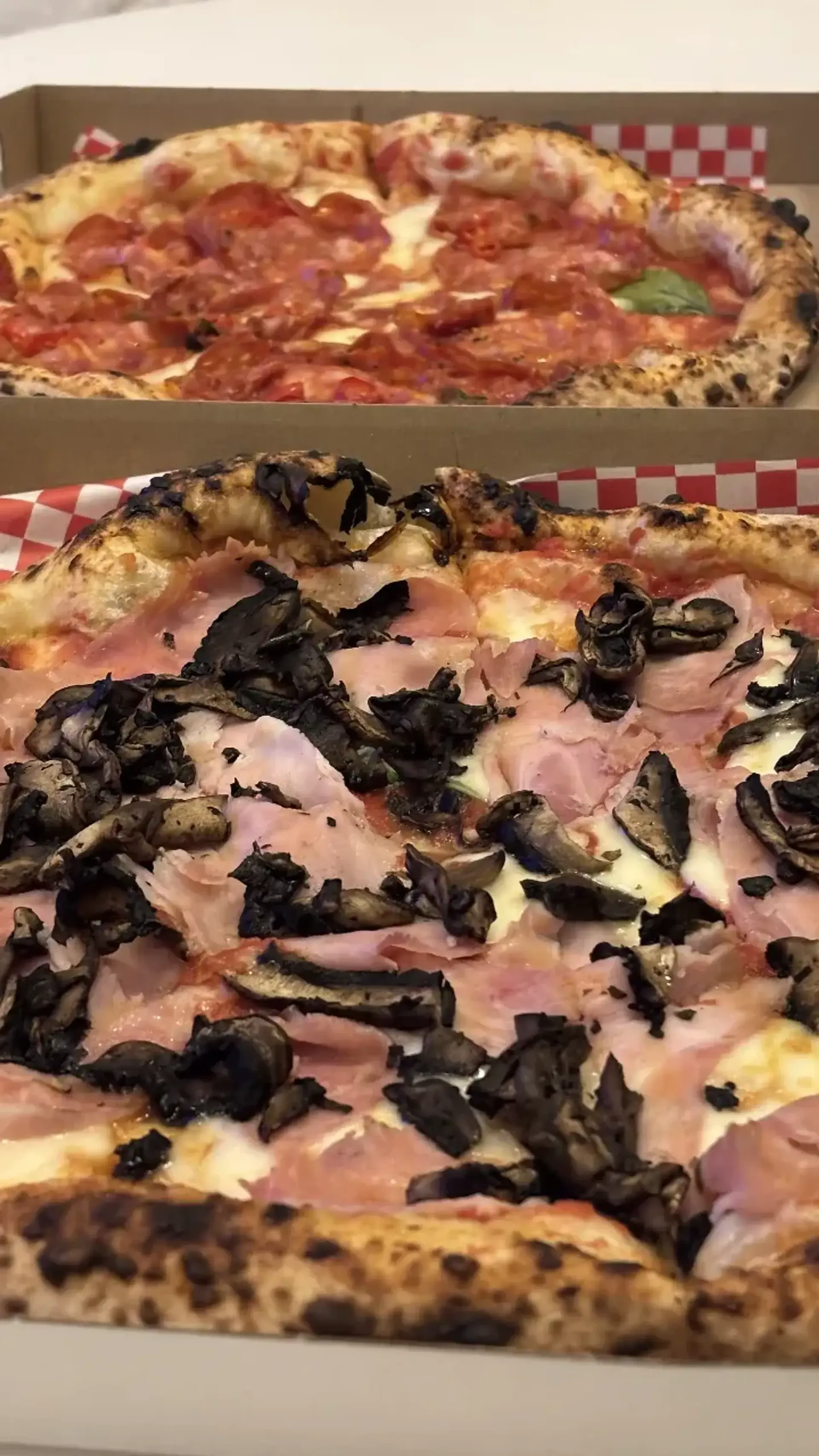 Mano ilgą laiką buvo pati mėgstamiausia Pizzarella pica. Joje viskas nerealiai s