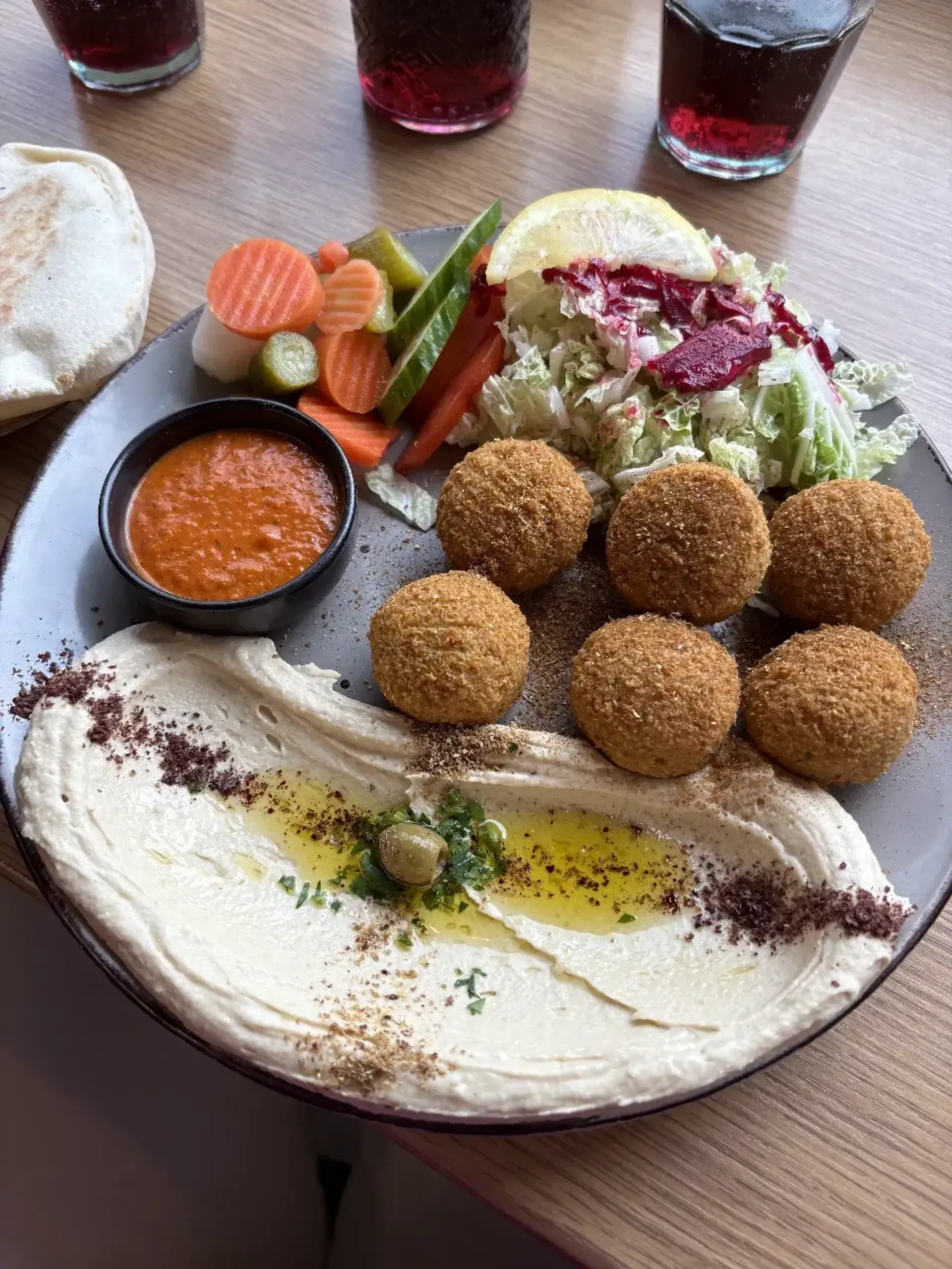 Falafeliai puikūs, salotos smagiai citrininės, nu bet asmeniškai PER DAUG TAHINI