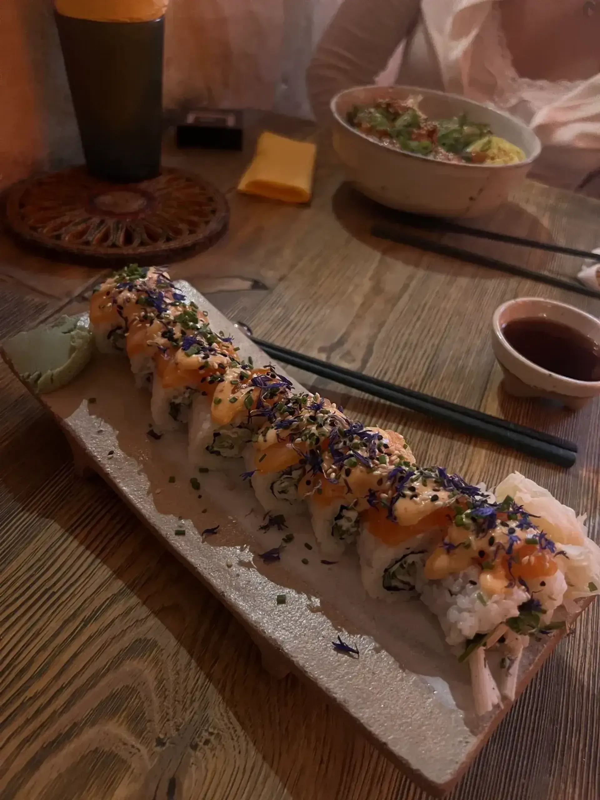 Vėl gi dienos pietūs: (sushiai su lašiša ir krabų lazdelėmis) vis dar negalim pa