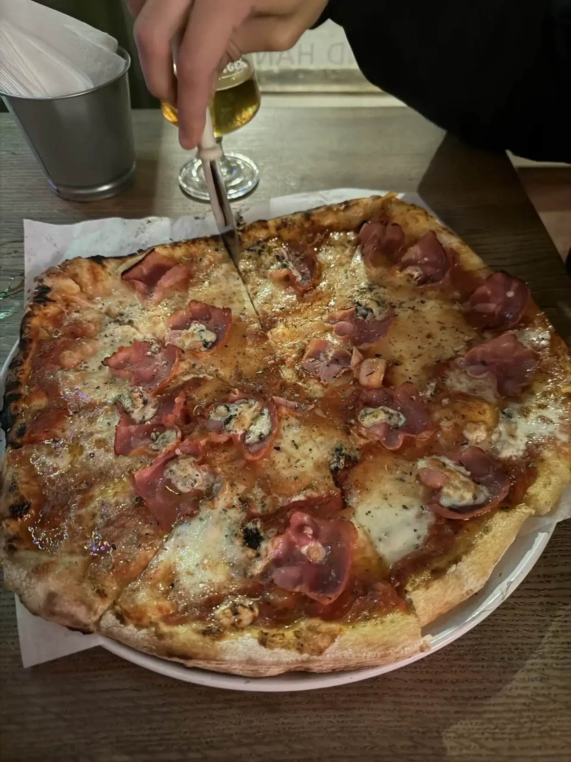 Skani, plonapadė pica. Kiek apdege kraštai, bet tai nuotaikos nesugadino. Gorgon