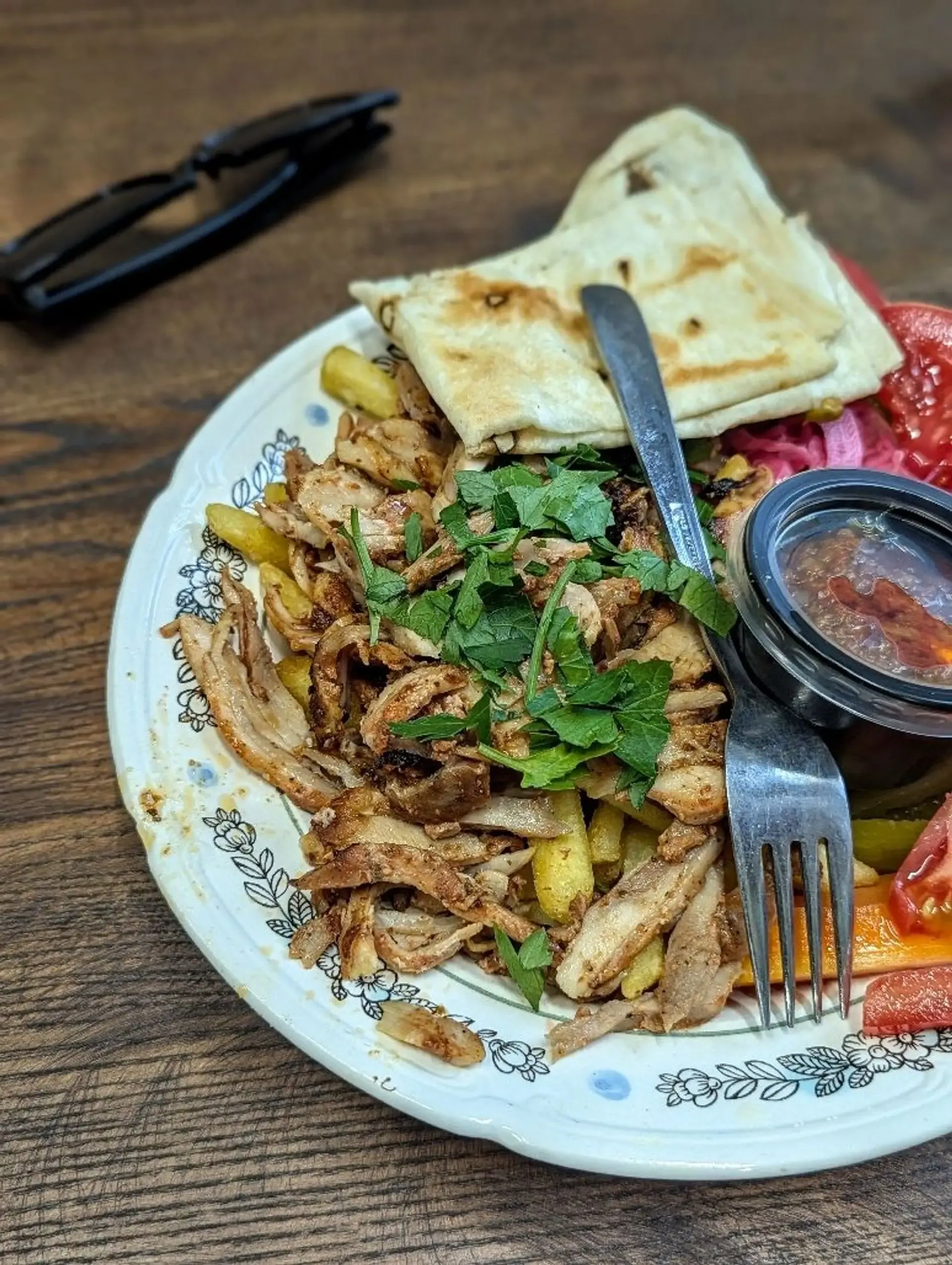 iš pirmo žvilgsnio simple kebabas su vištiena, lavašu, bulbelėmis ir daržovėmis.
