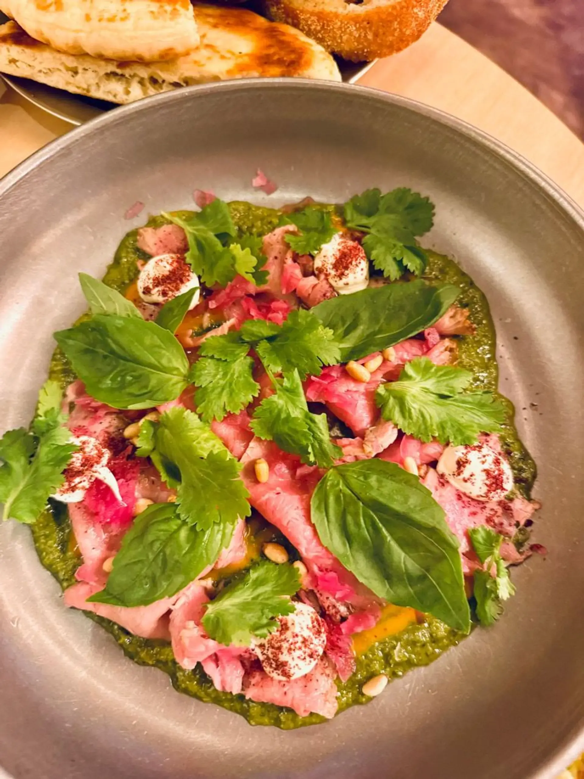 Neatsimenu pavadinimo tiksliai. Mėsytė, padažiukas ala pesto, kedrai ir gal visk