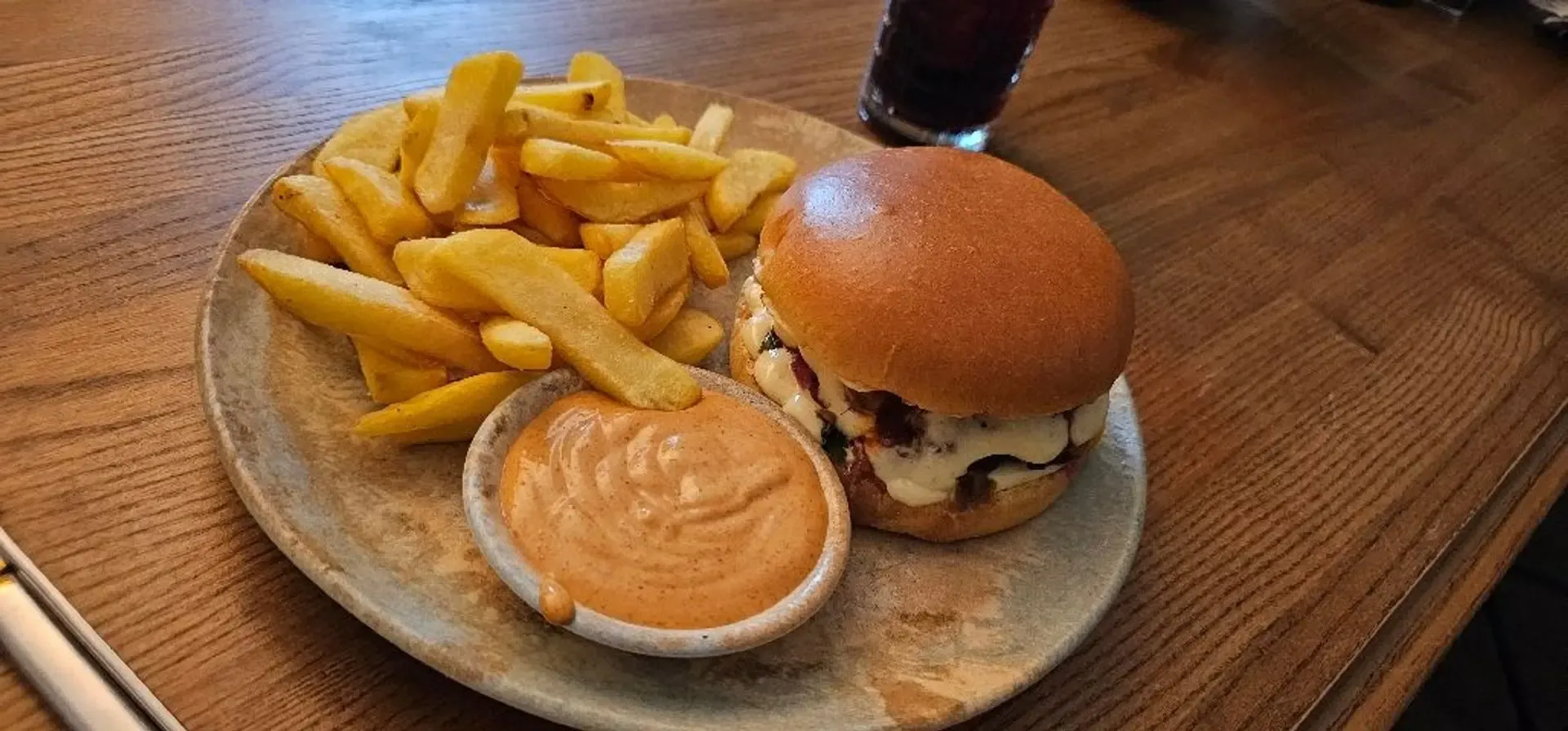 Burgeris labai skanus, mėgstu su daug padažo. Bulvės šeip sau, bet netrugdo.