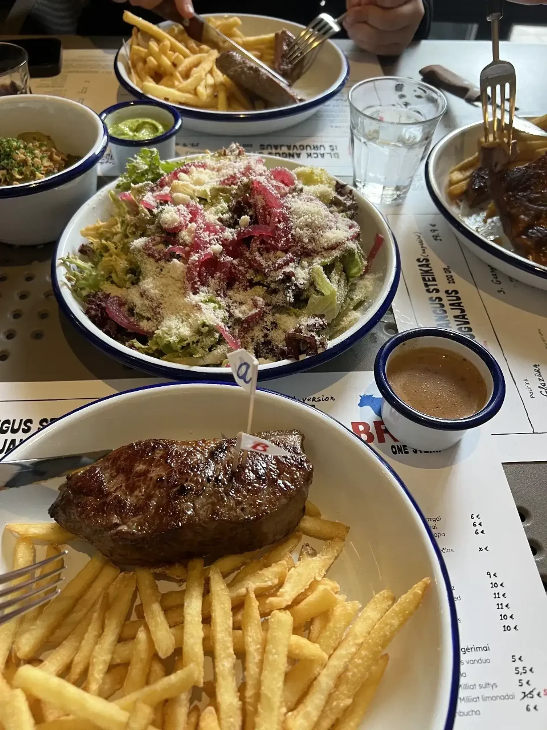 Steikas be glazūros (medium rare), salotos, bulvytės - 10/10. Daug nesitikėjau,