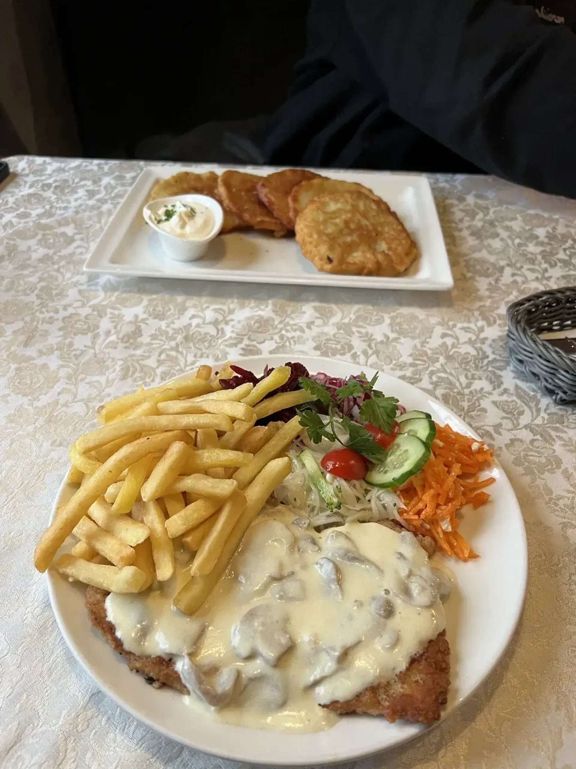 Nuostabus skrandžio užkimšimas. Karbonadas geras, jaučiasi mėsos skonis, ne saus