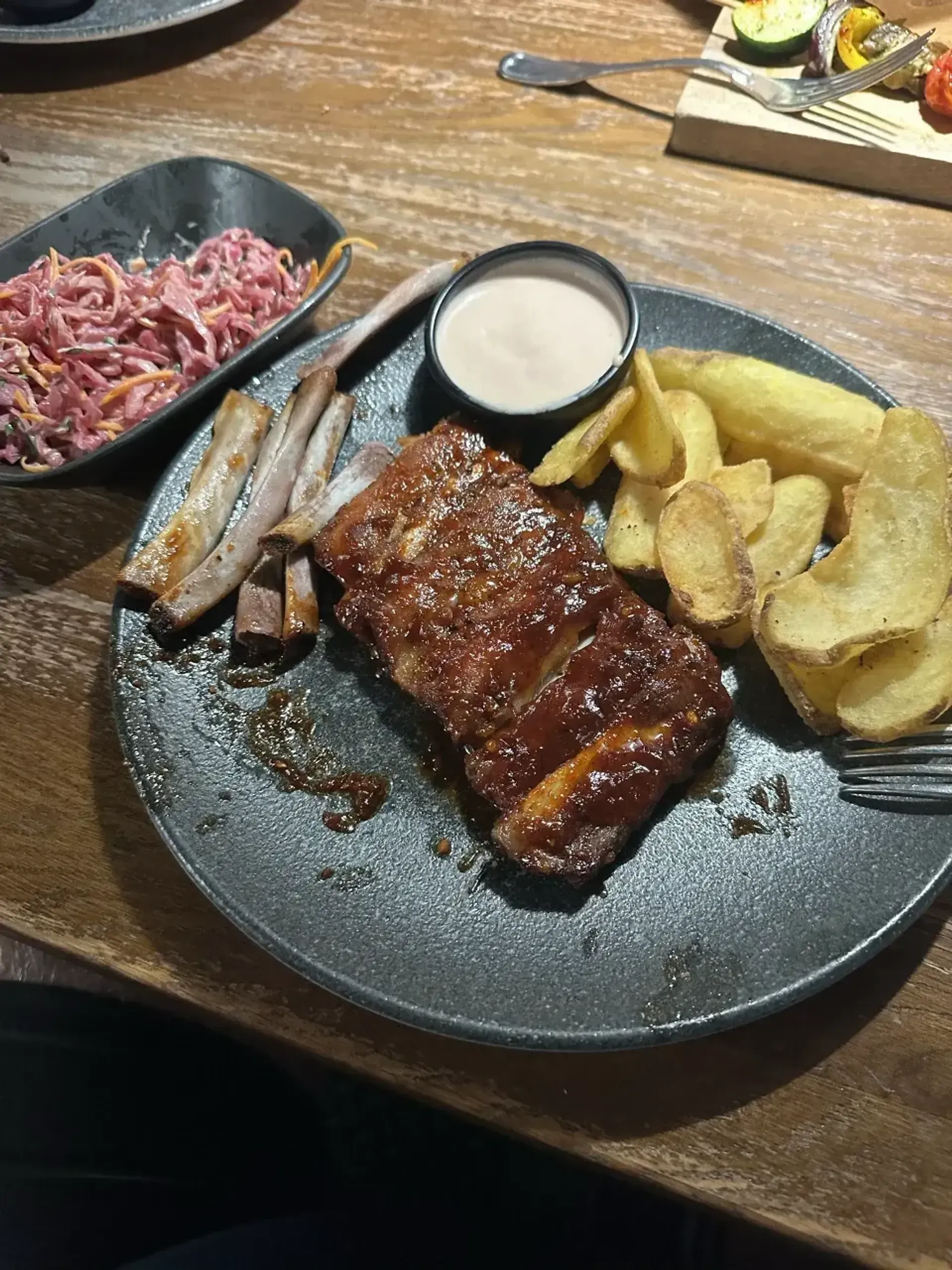 Galbūt pagalvosit, kad jau perdedu su dar vienu review šitų šonkaulių, bet šį ka