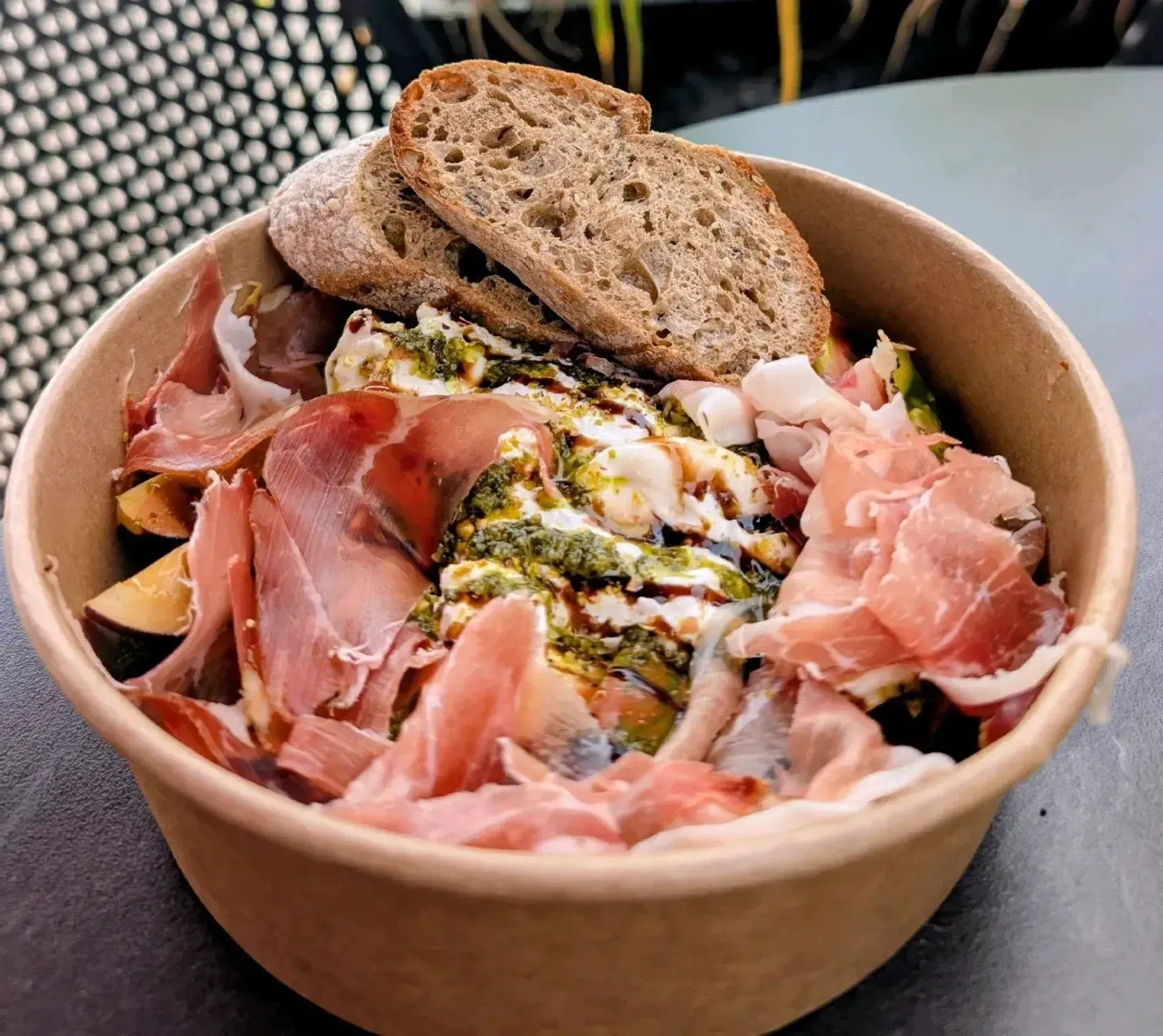Skanu ir akims, ir burnai. Pomidorai visokiausių spalvų, viskas pagardinta pesto